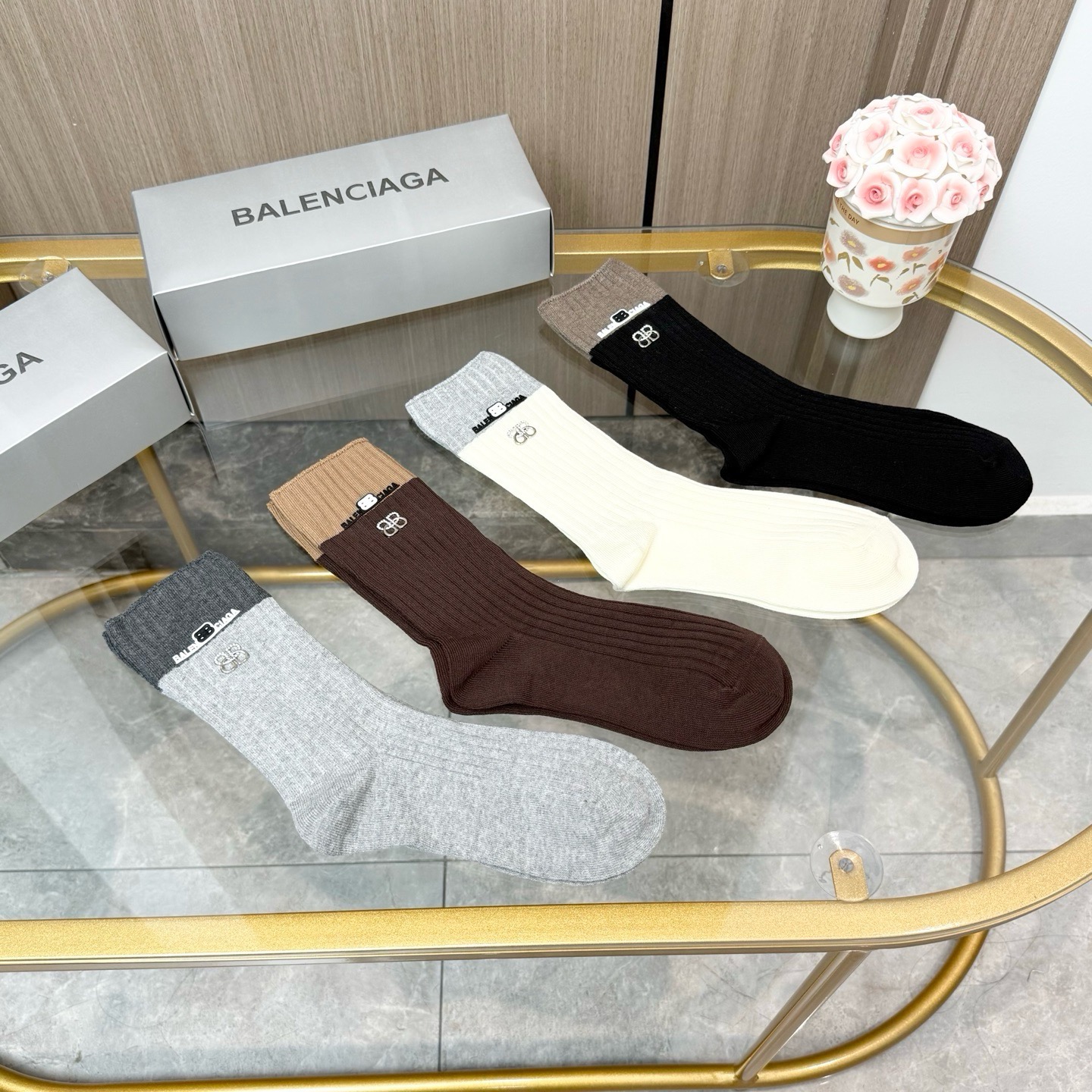 配包装【一盒四双】BALENCIAGA · 巴黎世家 ❗️超级爆款网红袜子 巴黎家官网同步硅胶字母小腿袜，ins明星网红