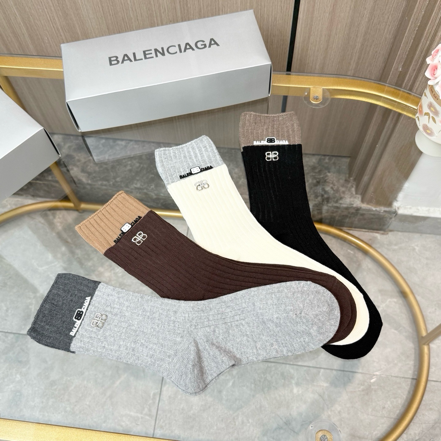 配包装【一盒四双】BALENCIAGA · 巴黎世家 ❗️超级爆款网红袜子 巴黎家官网同步硅胶字母小腿袜，ins明星网红