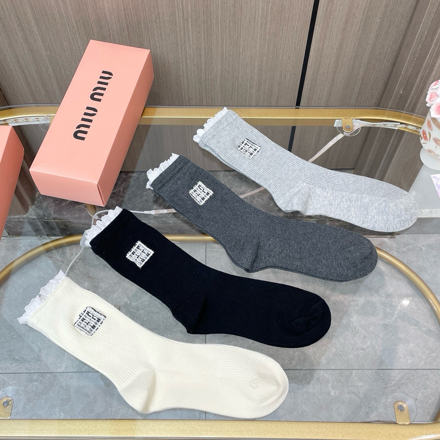 配包装【一盒四双】miumiu · 缪缪❗️高品质。超级爆款网红袜子❗️miu家官网同步饰品字母中筒袜，ins明星网红推
