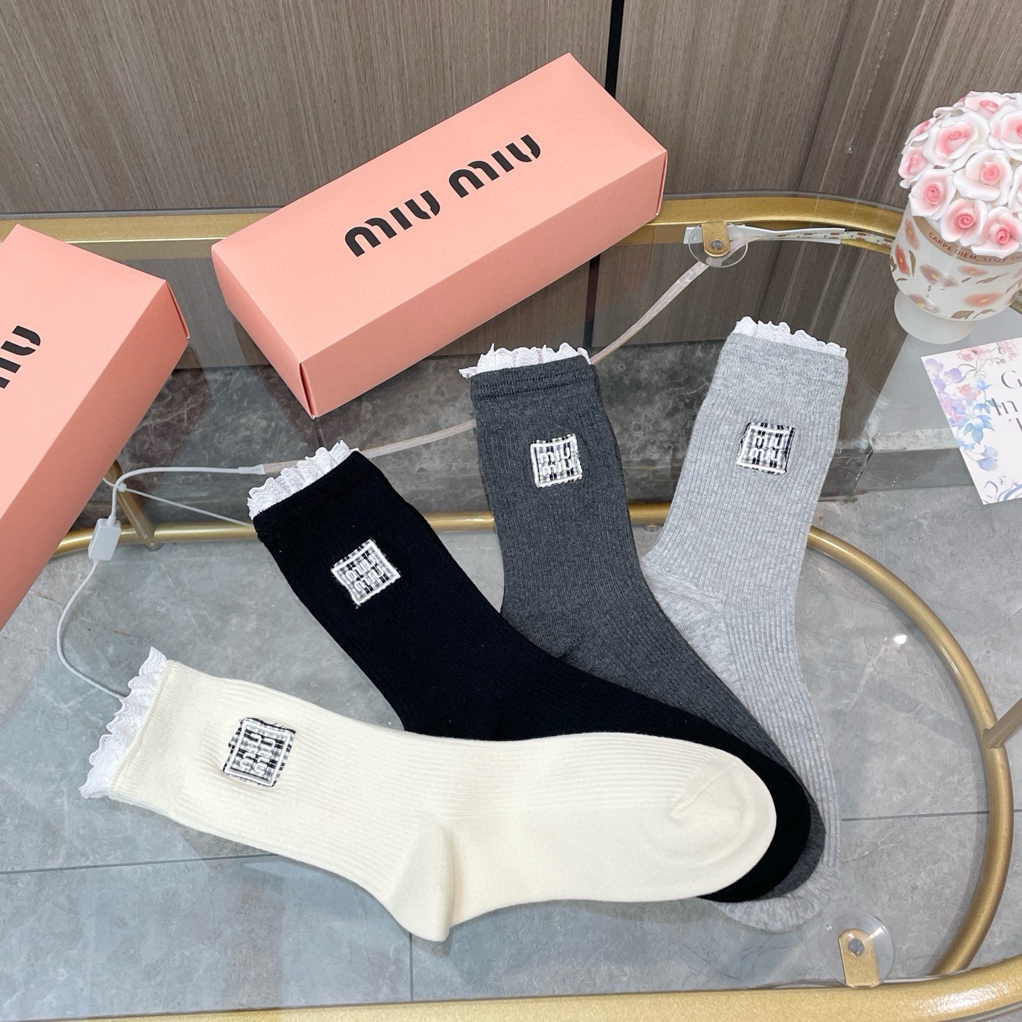 配包装【一盒四双】miumiu · 缪缪❗️高品质。超级爆款网红袜子❗️miu家官网同步饰品字母中筒袜，ins明星网红推