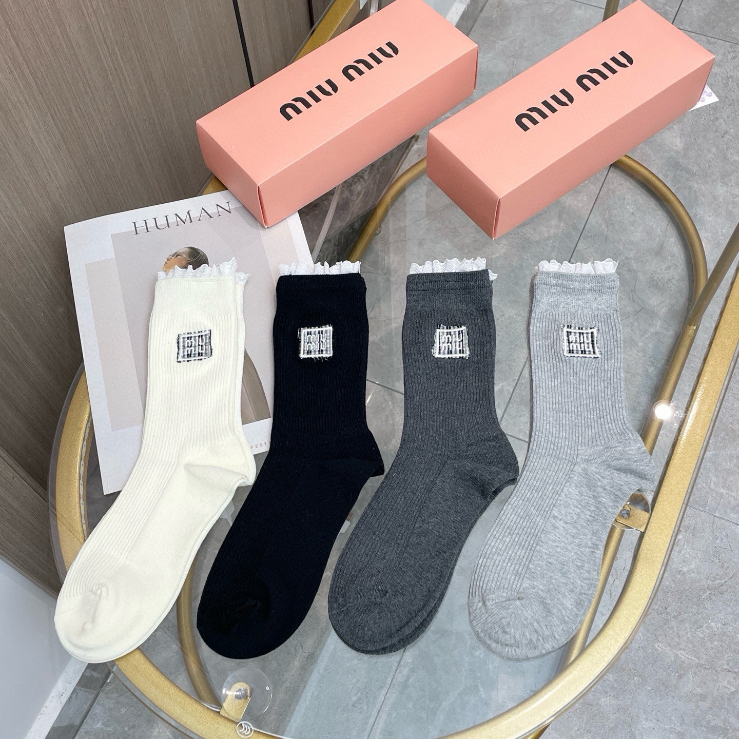 配包装【一盒四双】miumiu · 缪缪❗️高品质。超级爆款网红袜子❗️miu家官网同步饰品字母中筒袜，ins明星网红推