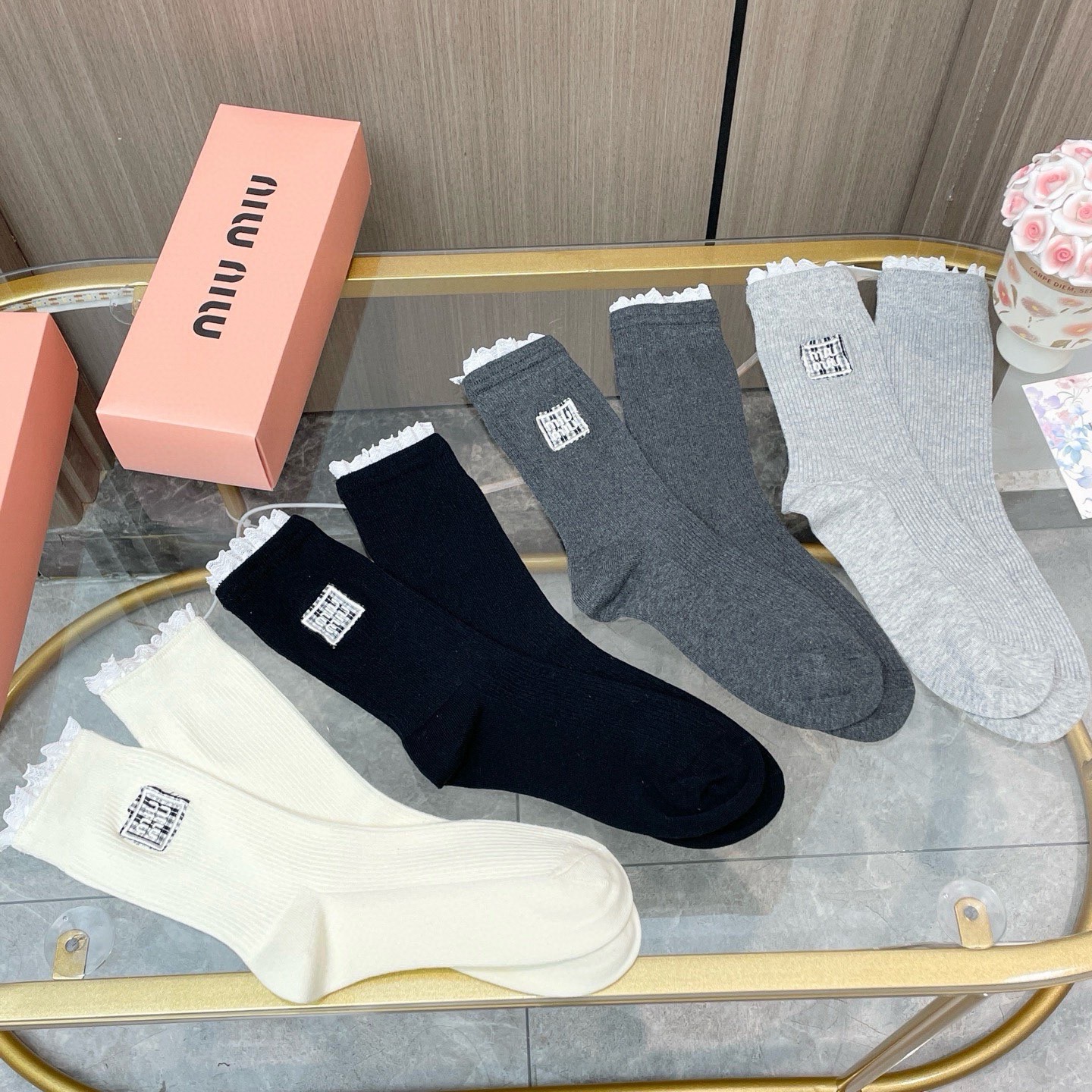 配包装【一盒四双】miumiu · 缪缪❗️高品质。超级爆款网红袜子❗️miu家官网同步饰品字母中筒袜，ins明星网红推