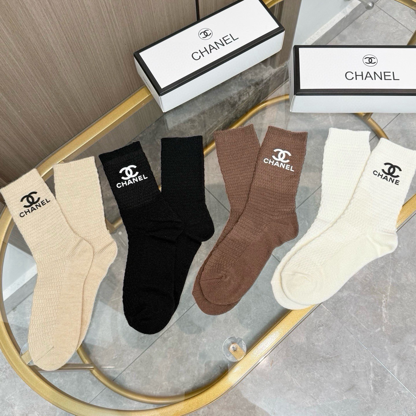 配包装【一盒四双】CHANEL 香奈儿高版本 ～好看到爆炸 CHANEL 袜子。粗针羊绒烫印中筒袜，超精致。。潮人必不能