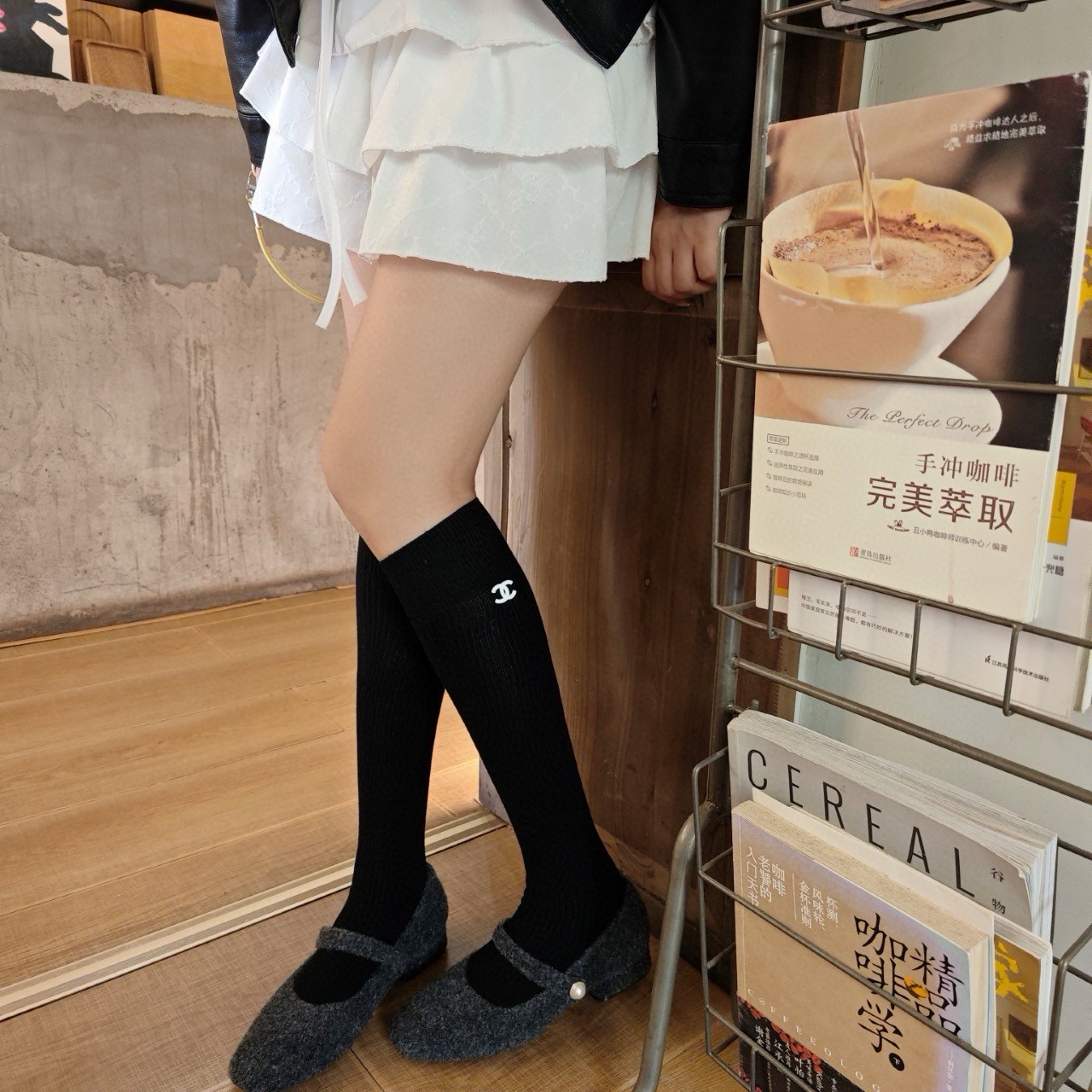配包装【一盒四双】CHANEL· 香奈儿❗️超级爆款网红袜子❗️官网同款纯色字母小腿袜，ins明星网红推荐❗️火爆至极。
