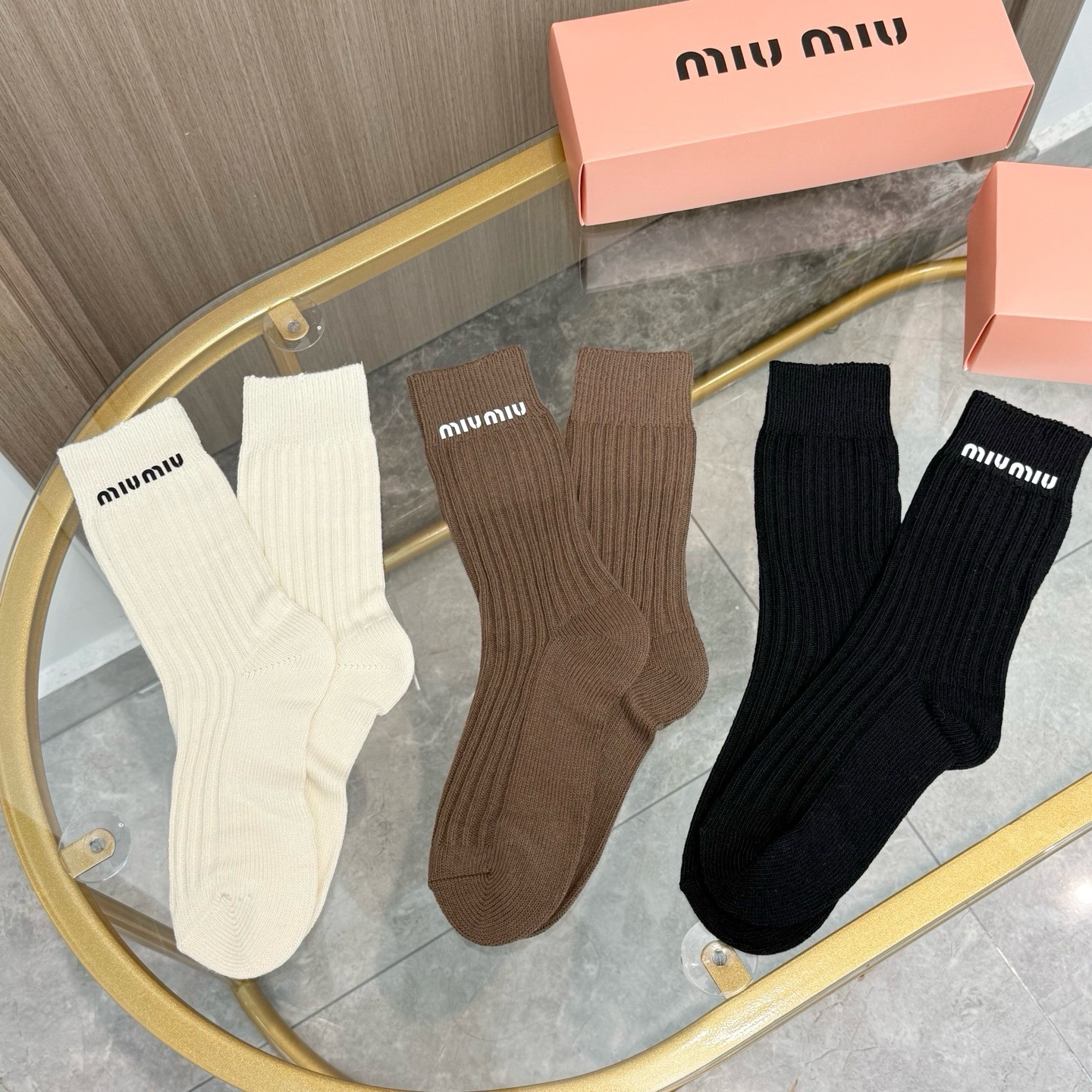 配包装【一盒三双】miumiu · 缪缪❗️高品质。超级爆款网红袜子❗️miu家官网同步饰品字母中筒袜，ins明星网红推