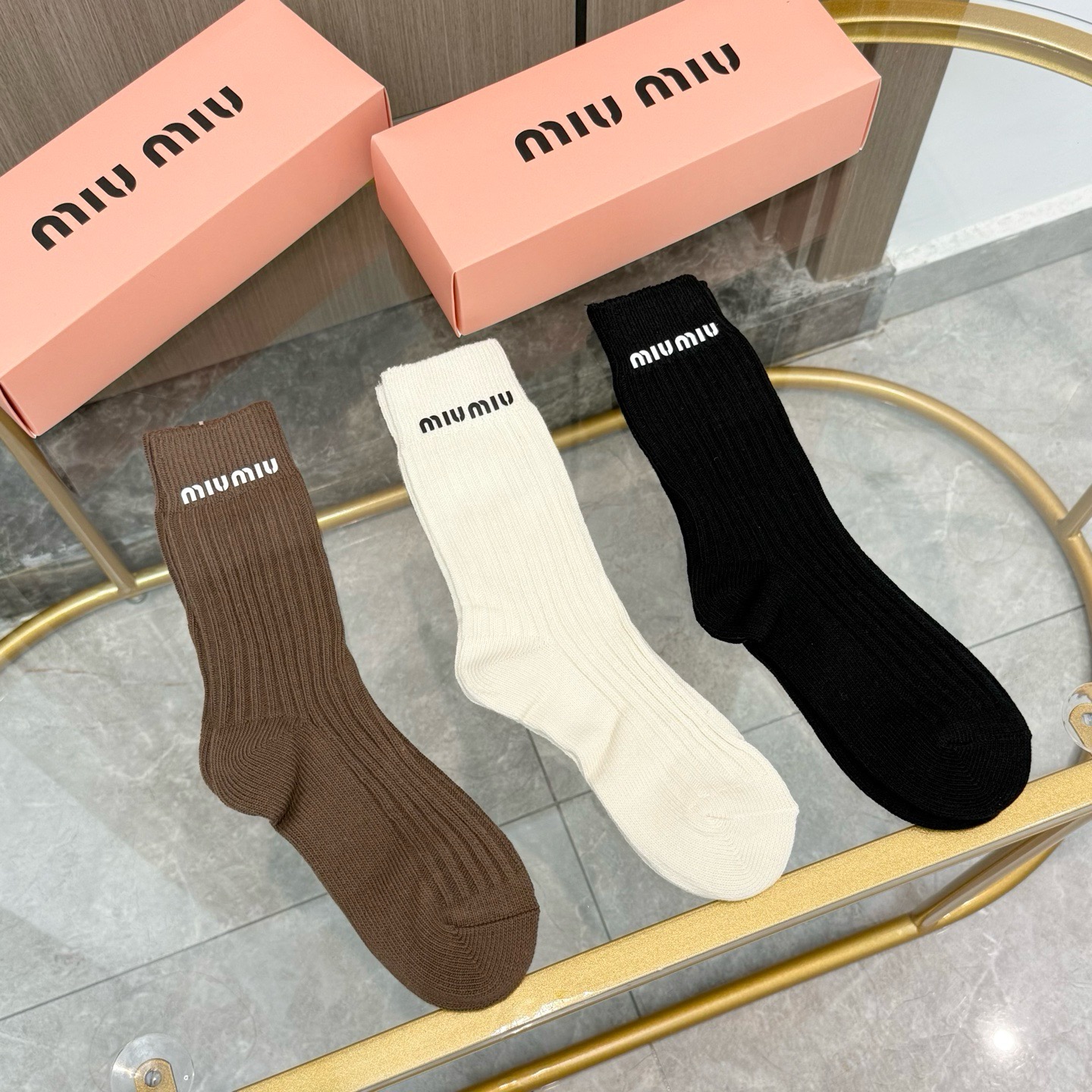 配包装【一盒三双】miumiu · 缪缪❗️高品质。超级爆款网红袜子❗️miu家官网同步饰品字母中筒袜，ins明星网红推