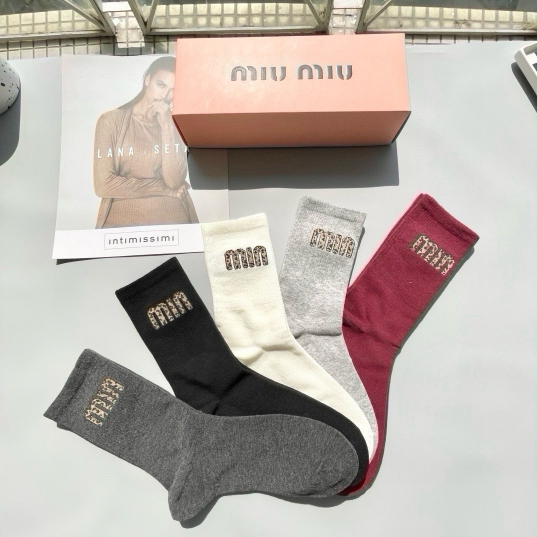 配包装【一盒五双】miumiu · 缪缪❗️高品质。超级爆款网红袜子❗️miu家官网同步饰品字母中筒袜，ins明星网红推