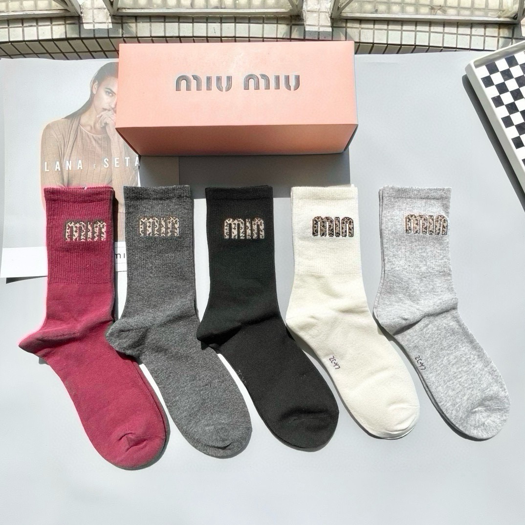 配包装【一盒五双】miumiu · 缪缪❗️高品质。超级爆款网红袜子❗️miu家官网同步饰品字母中筒袜，ins明星网红推