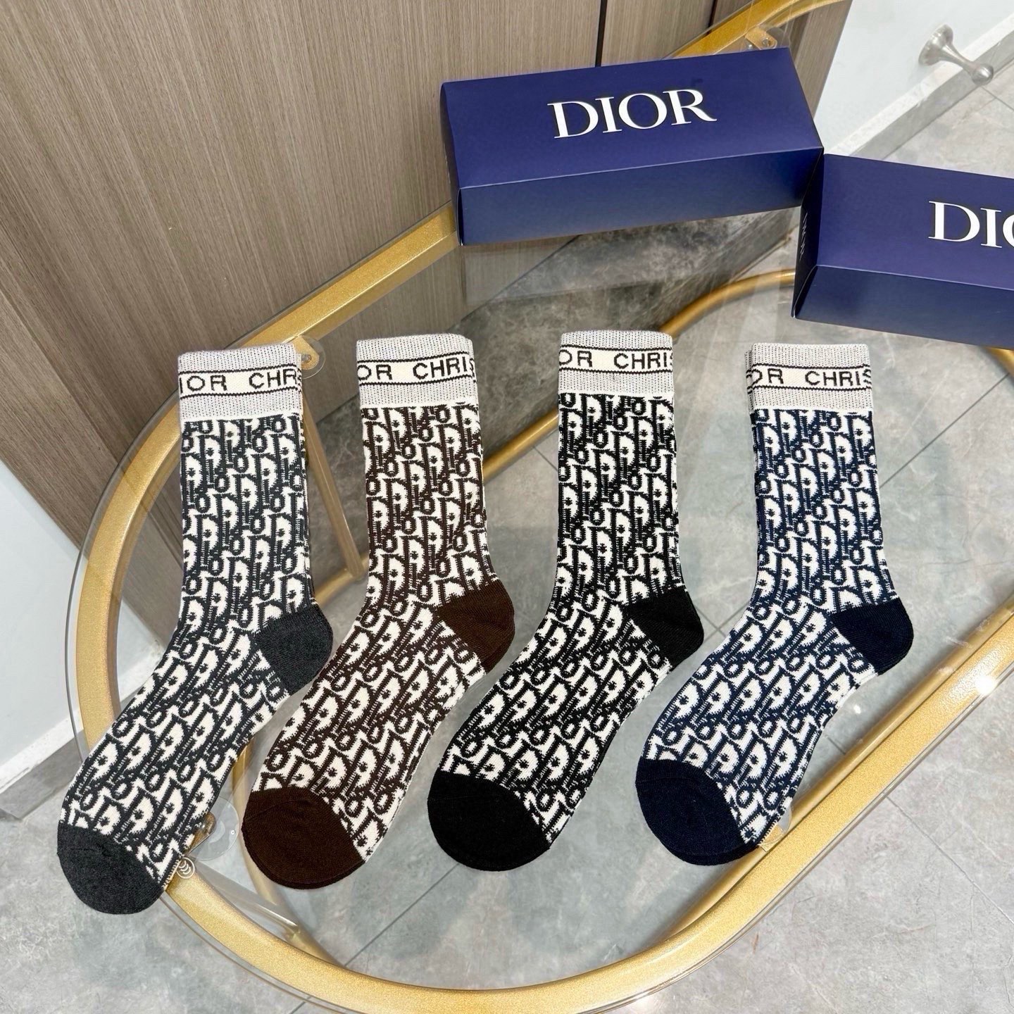 配包装【一盒四双】DIOR 迪奥高版本 ～好看到爆炸 Dior 袜子。羊绒袜，超软糯。。潮人必不能少的 Dior 专柜代