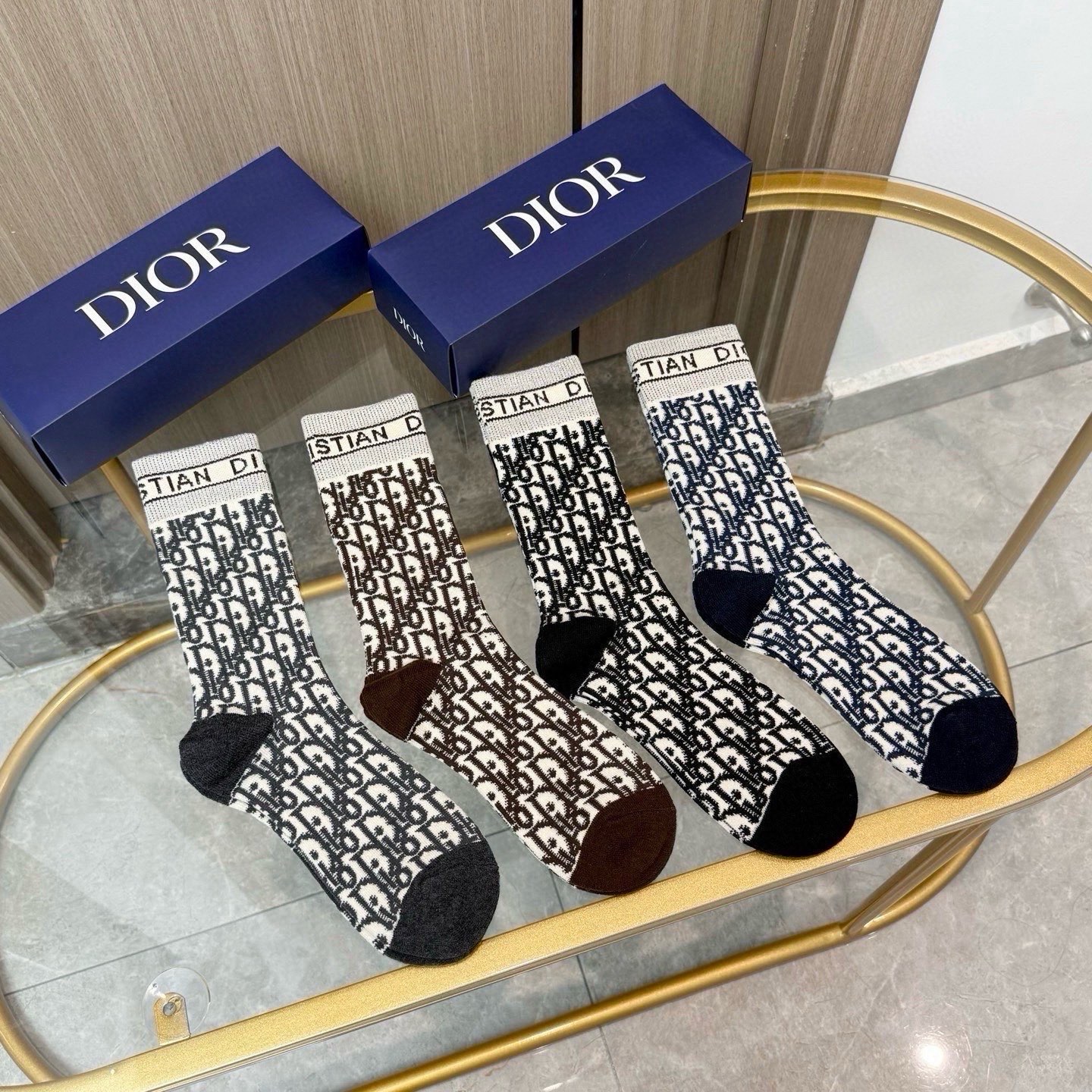 配包装【一盒四双】DIOR 迪奥高版本 ～好看到爆炸 Dior 袜子。羊绒袜，超软糯。。潮人必不能少的 Dior 专柜代