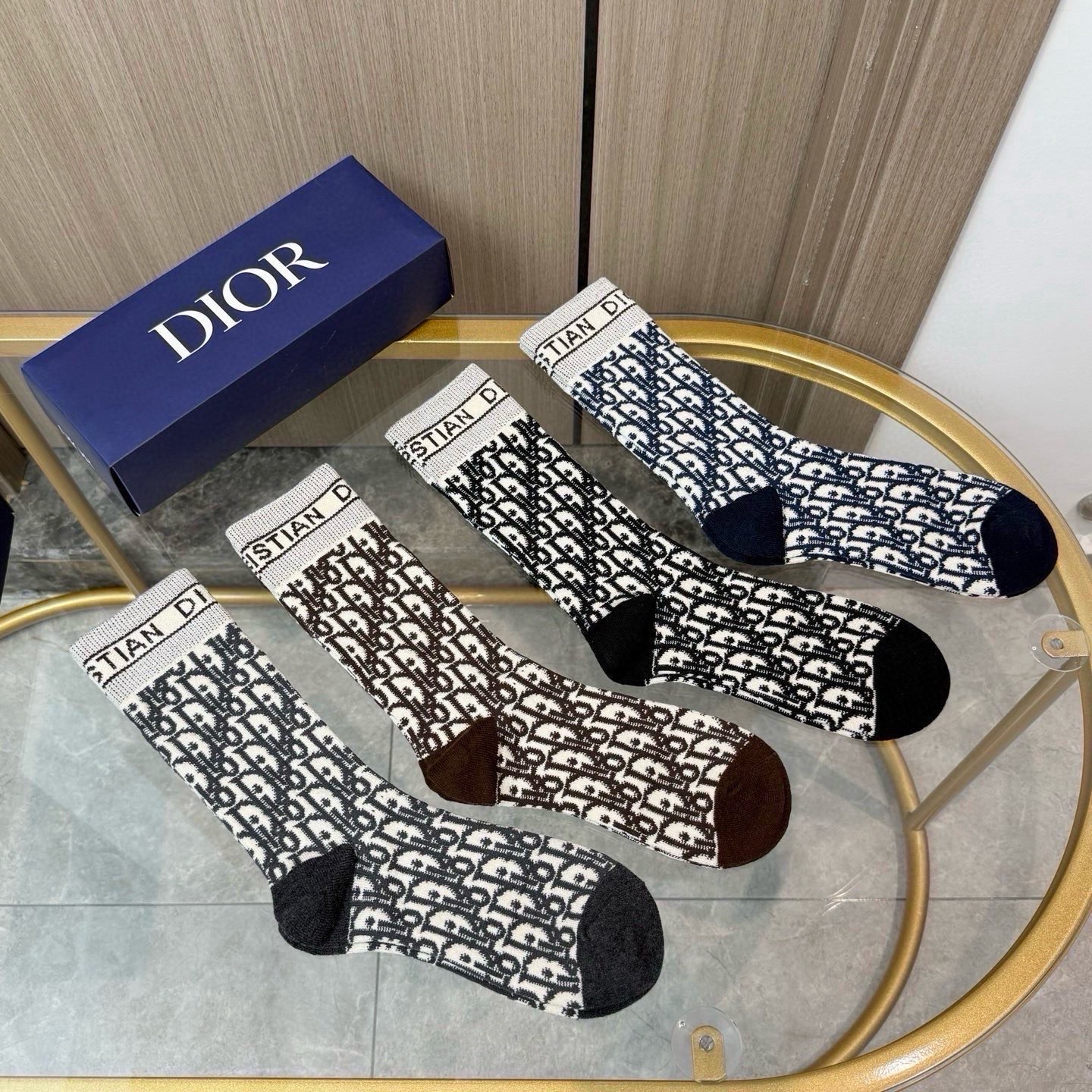 配包装【一盒四双】DIOR 迪奥高版本 ～好看到爆炸 Dior 袜子。羊绒袜，超软糯。。潮人必不能少的 Dior 专柜代