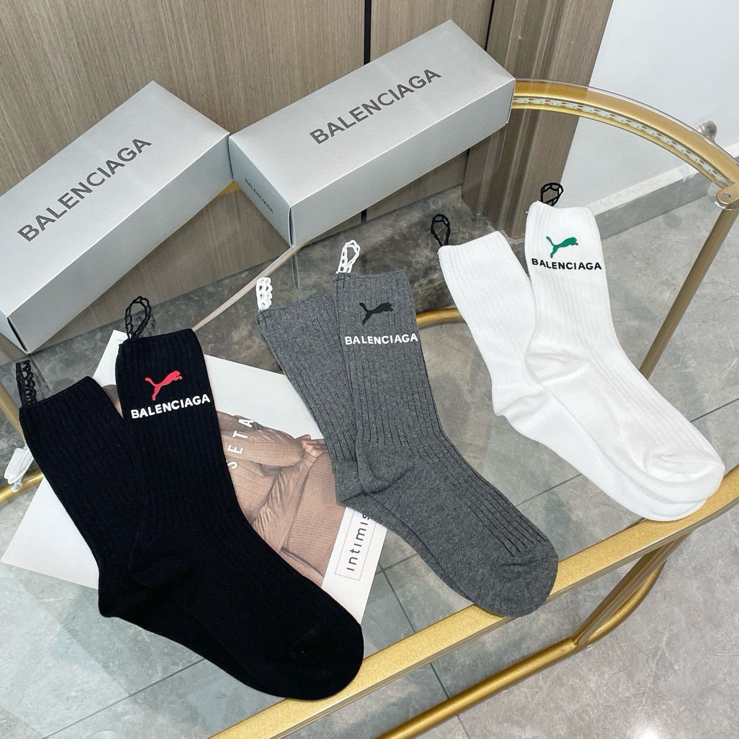 配包装【一盒三双】BALENCIAGA · 巴黎世家 ❗️超级爆款网红袜子 巴黎家官网同步硅胶字母小腿袜，ins明星网红