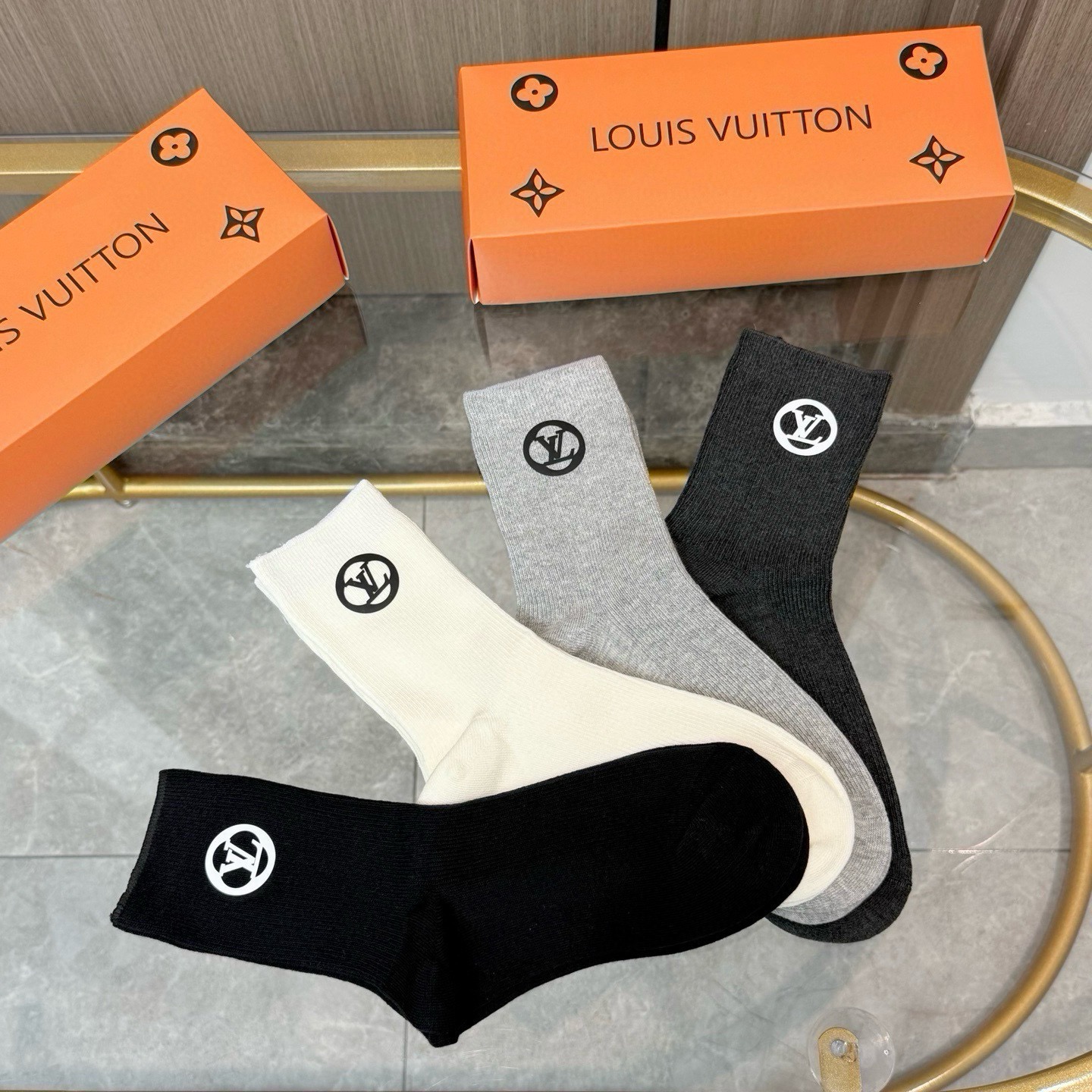配包装【一盒四双】LV 路易威登高版本 ～好看到爆炸 LV 袜子。双针烫印中筒袜，超软糯。。潮人必不能少的 LV 专柜代
