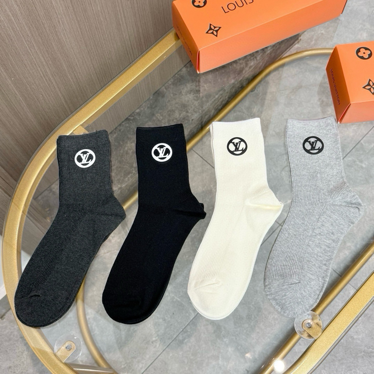 配包装【一盒四双】LV 路易威登高版本 ～好看到爆炸 LV 袜子。双针烫印中筒袜，超软糯。。潮人必不能少的 LV 专柜代