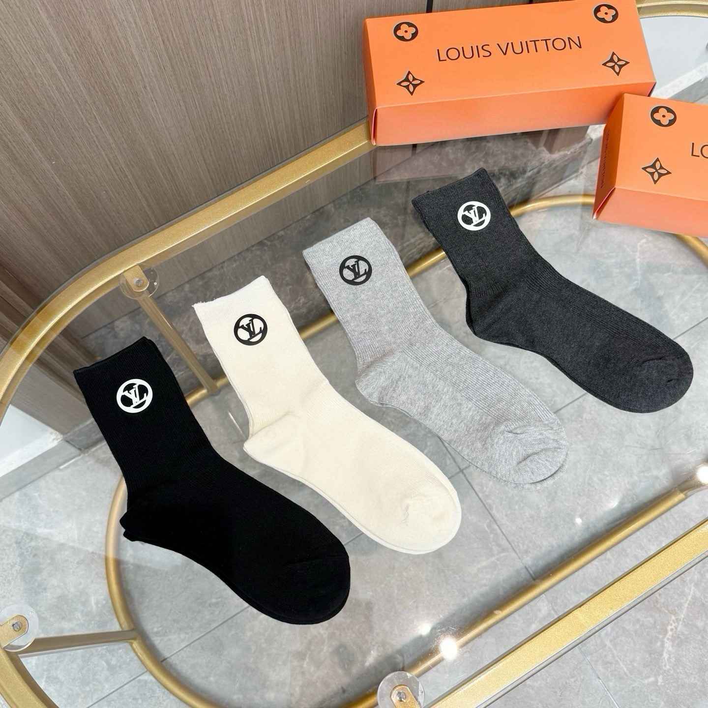 配包装【一盒四双】LV 路易威登高版本 ～好看到爆炸 LV 袜子。双针烫印中筒袜，超软糯。。潮人必不能少的 LV 专柜代