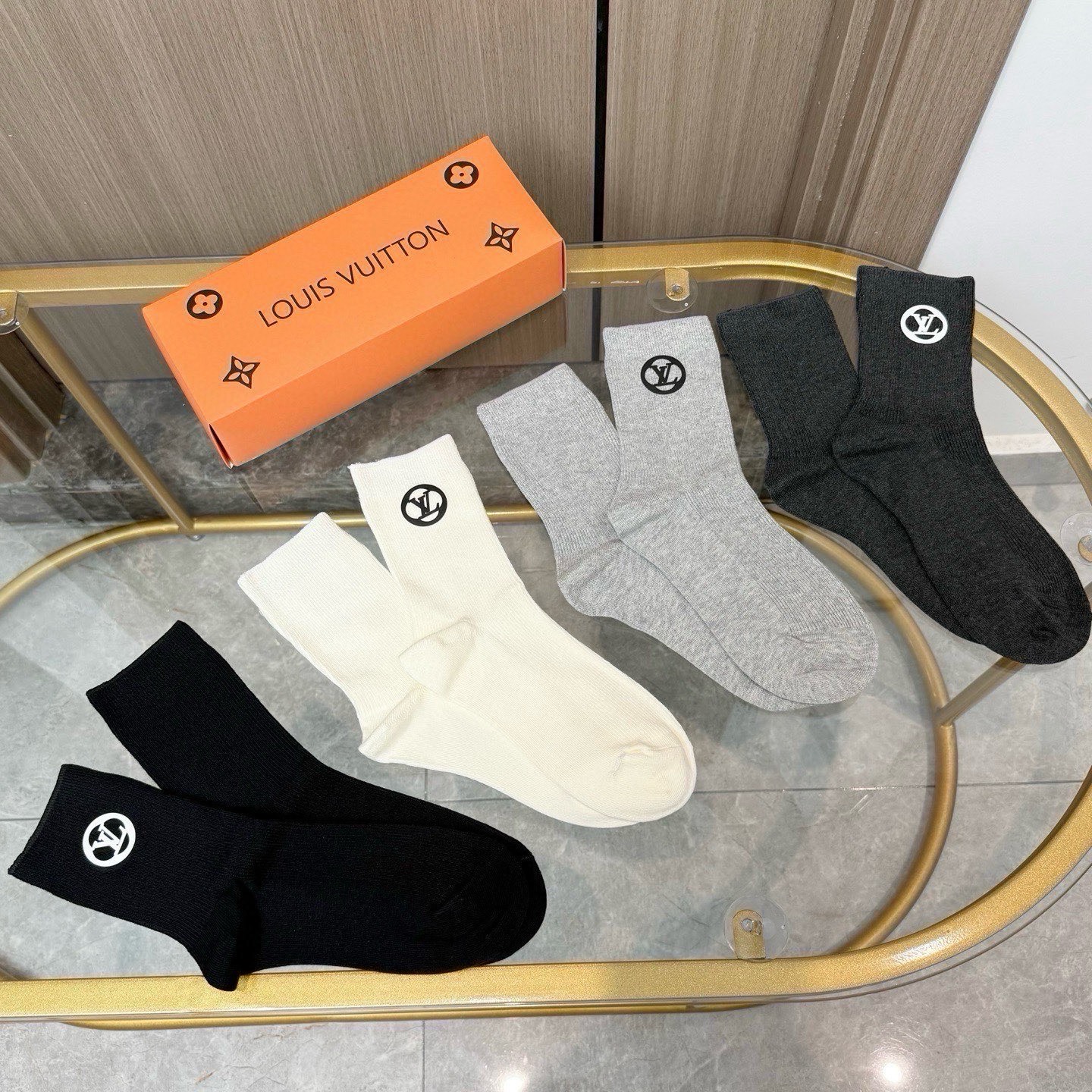 配包装【一盒四双】LV 路易威登高版本 ～好看到爆炸 LV 袜子。双针烫印中筒袜，超软糯。。潮人必不能少的 LV 专柜代
