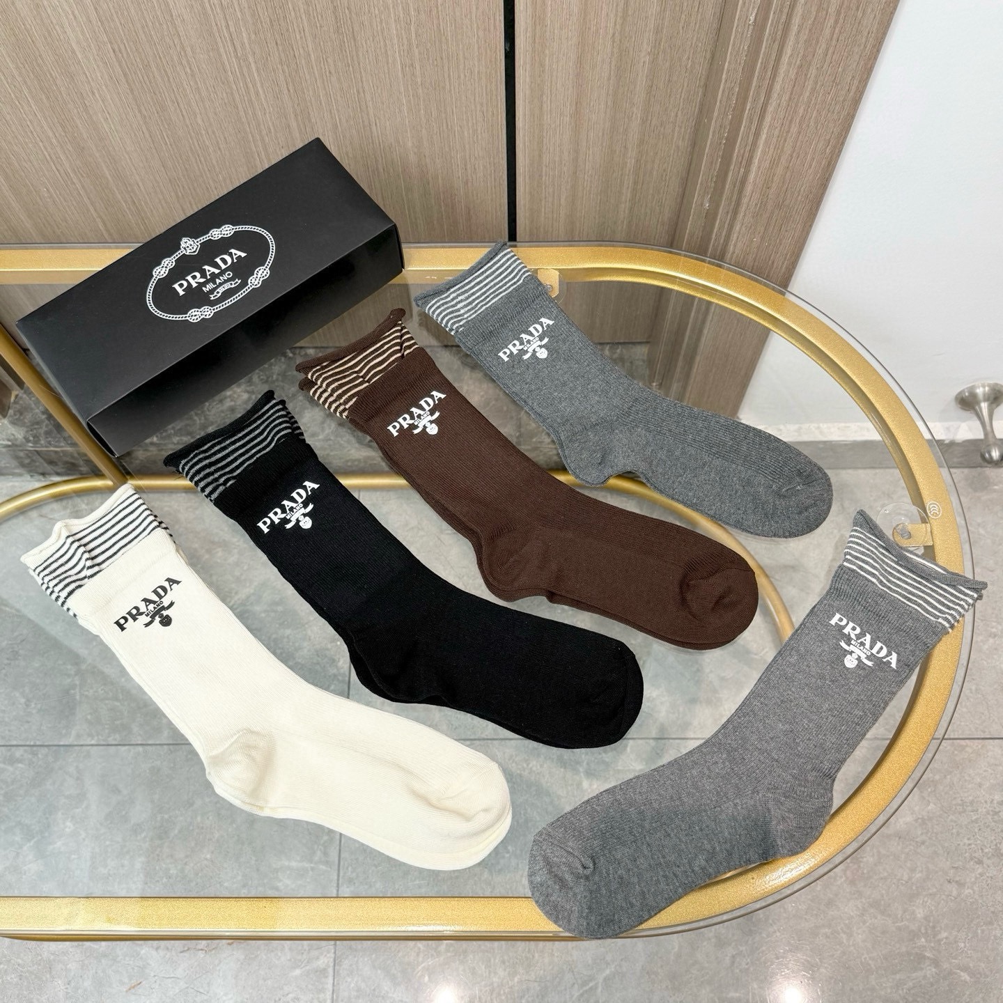 配包装【一盒五双】PRADA 普拉达高版本 ～好看到爆炸 PRADA 袜子。烫印中筒袜，超精致。。潮人必不能少的 PRA