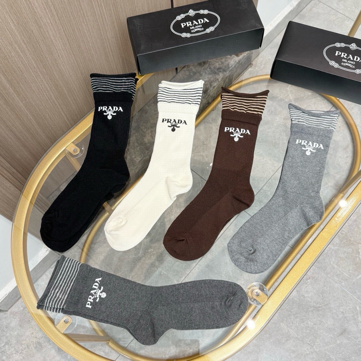 配包装【一盒五双】PRADA 普拉达高版本 ～好看到爆炸 PRADA 袜子。烫印中筒袜，超精致。。潮人必不能少的 PRA