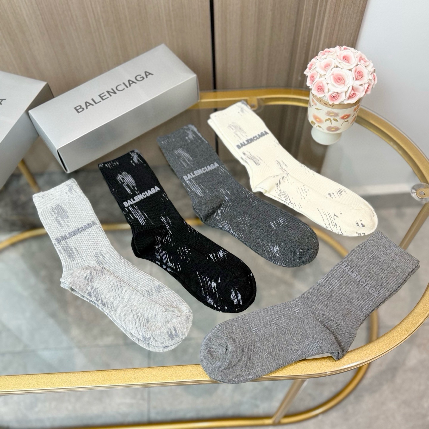 配包装【一盒五双】BALENCIAGA · 巴黎世家 ❗️超级爆款网红袜子 巴黎家官网同步硅胶字母小腿袜，ins明星网红