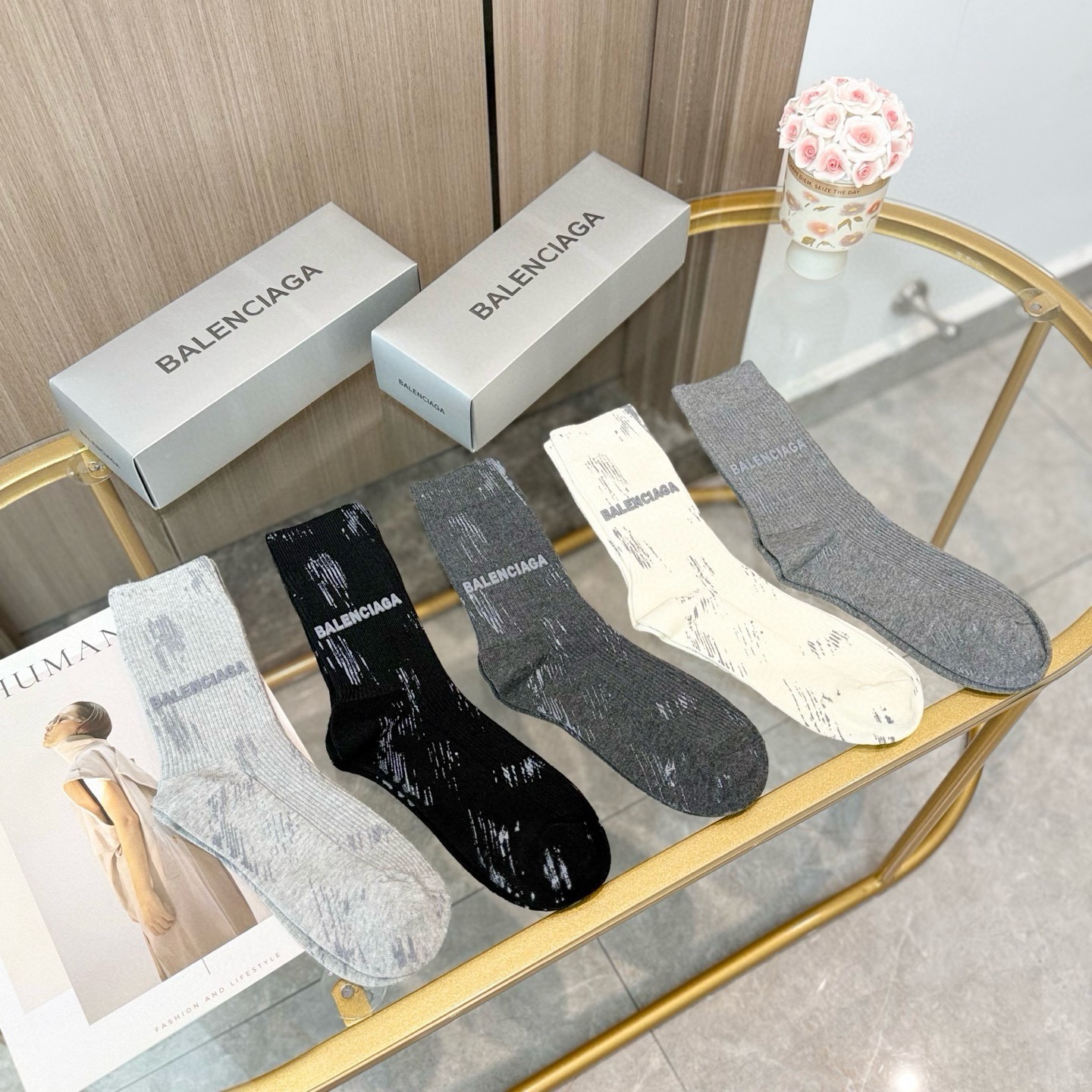 配包装【一盒五双】BALENCIAGA · 巴黎世家 ❗️超级爆款网红袜子 巴黎家官网同步硅胶字母小腿袜，ins明星网红