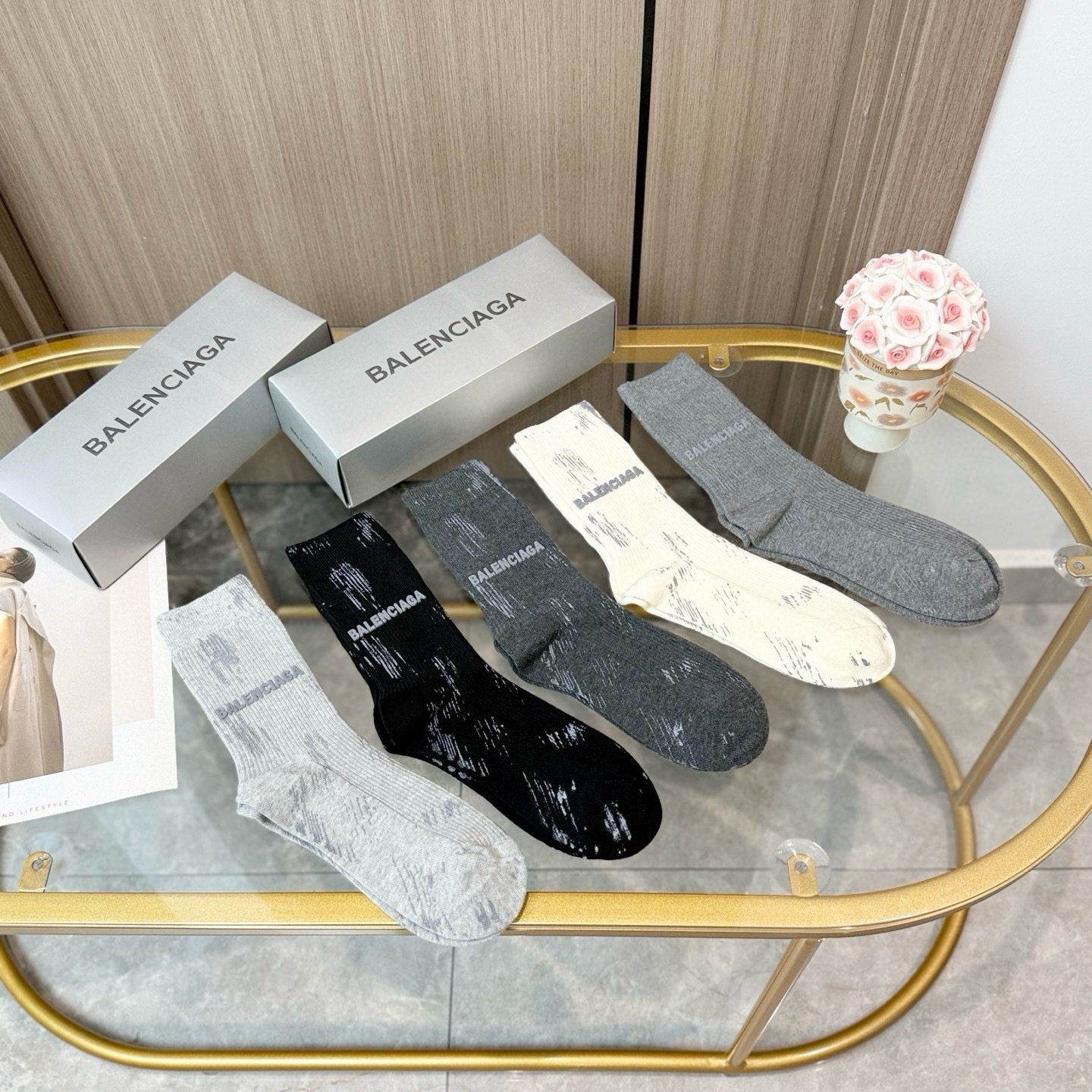 配包装【一盒五双】BALENCIAGA · 巴黎世家 ❗️超级爆款网红袜子 巴黎家官网同步硅胶字母小腿袜，ins明星网红