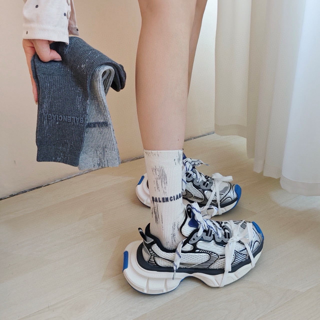 配包装【一盒五双】BALENCIAGA · 巴黎世家 ❗️超级爆款网红袜子 巴黎家官网同步硅胶字母小腿袜，ins明星网红