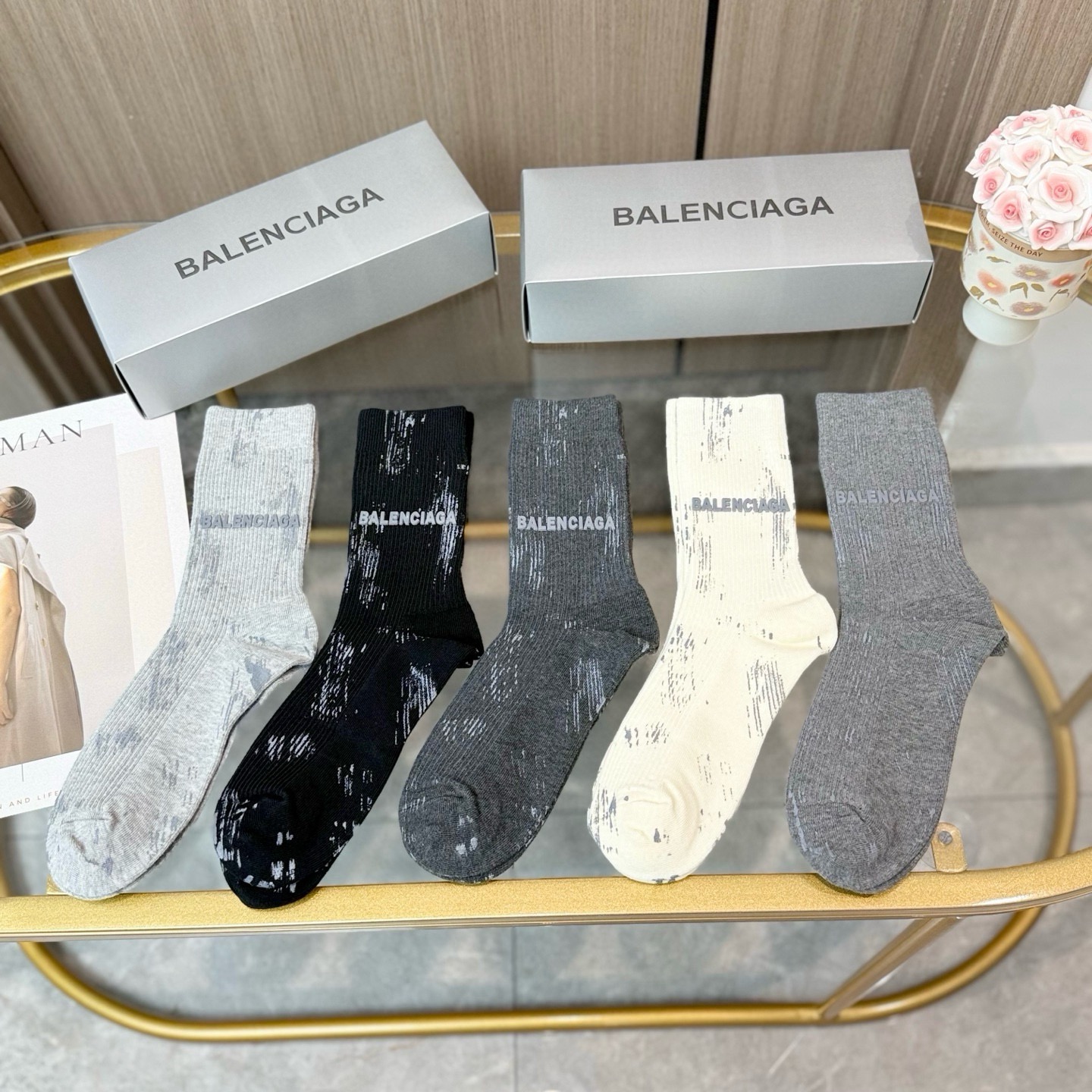 配包装【一盒五双】BALENCIAGA · 巴黎世家 ❗️超级爆款网红袜子 巴黎家官网同步硅胶字母小腿袜，ins明星网红