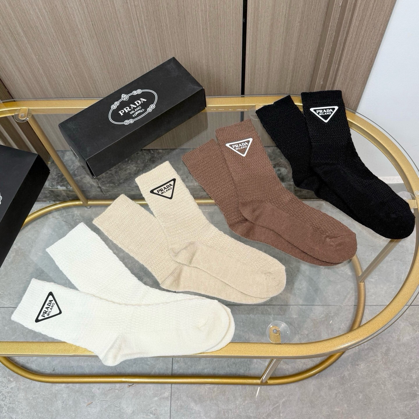 配包装【一盒四双】PRADA 普拉达高版本 ～好看到爆炸 PRADA 袜子。粗针羊绒烫印中筒袜，超精致。。潮人必不能少的