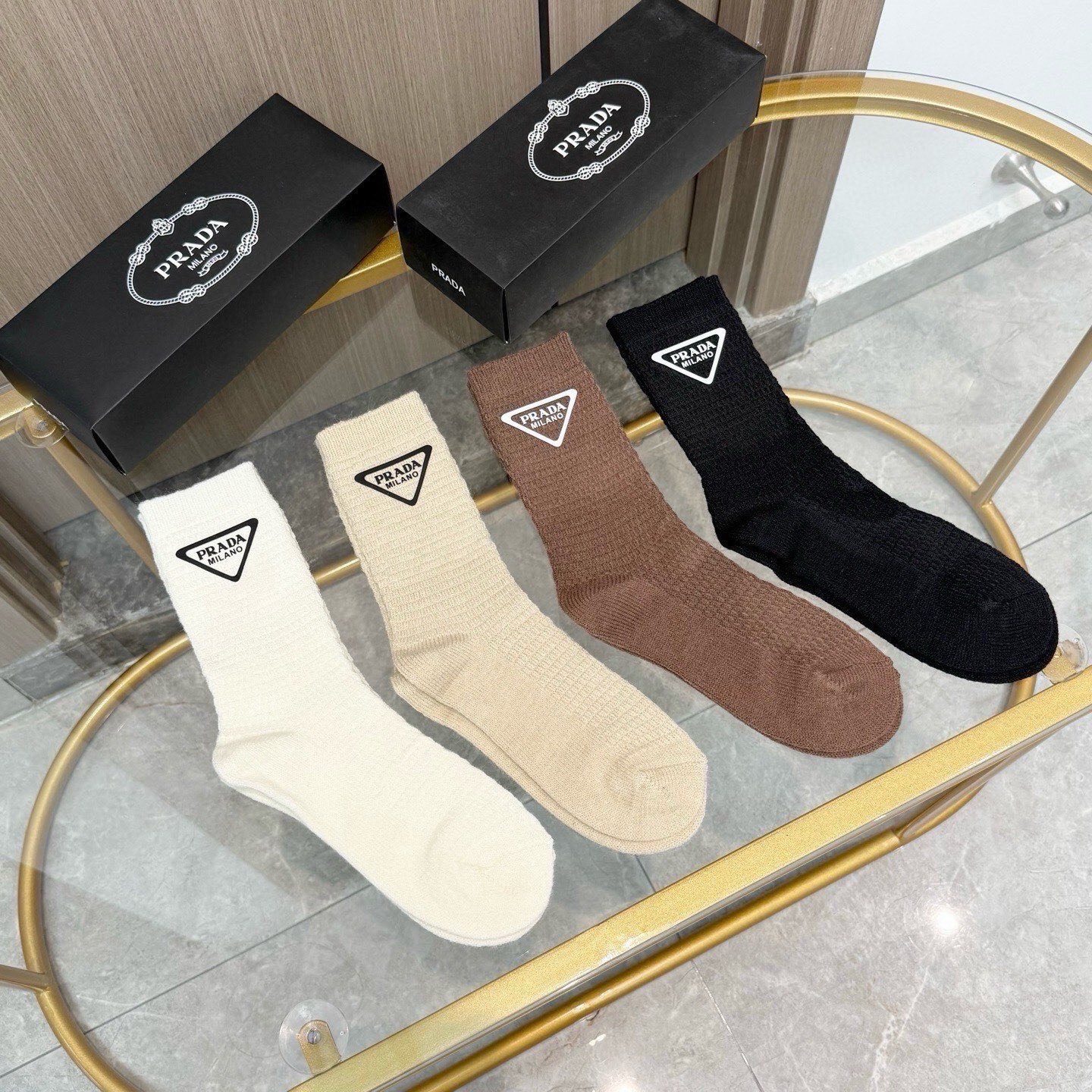 配包装【一盒四双】PRADA 普拉达高版本 ～好看到爆炸 PRADA 袜子。粗针羊绒烫印中筒袜，超精致。。潮人必不能少的