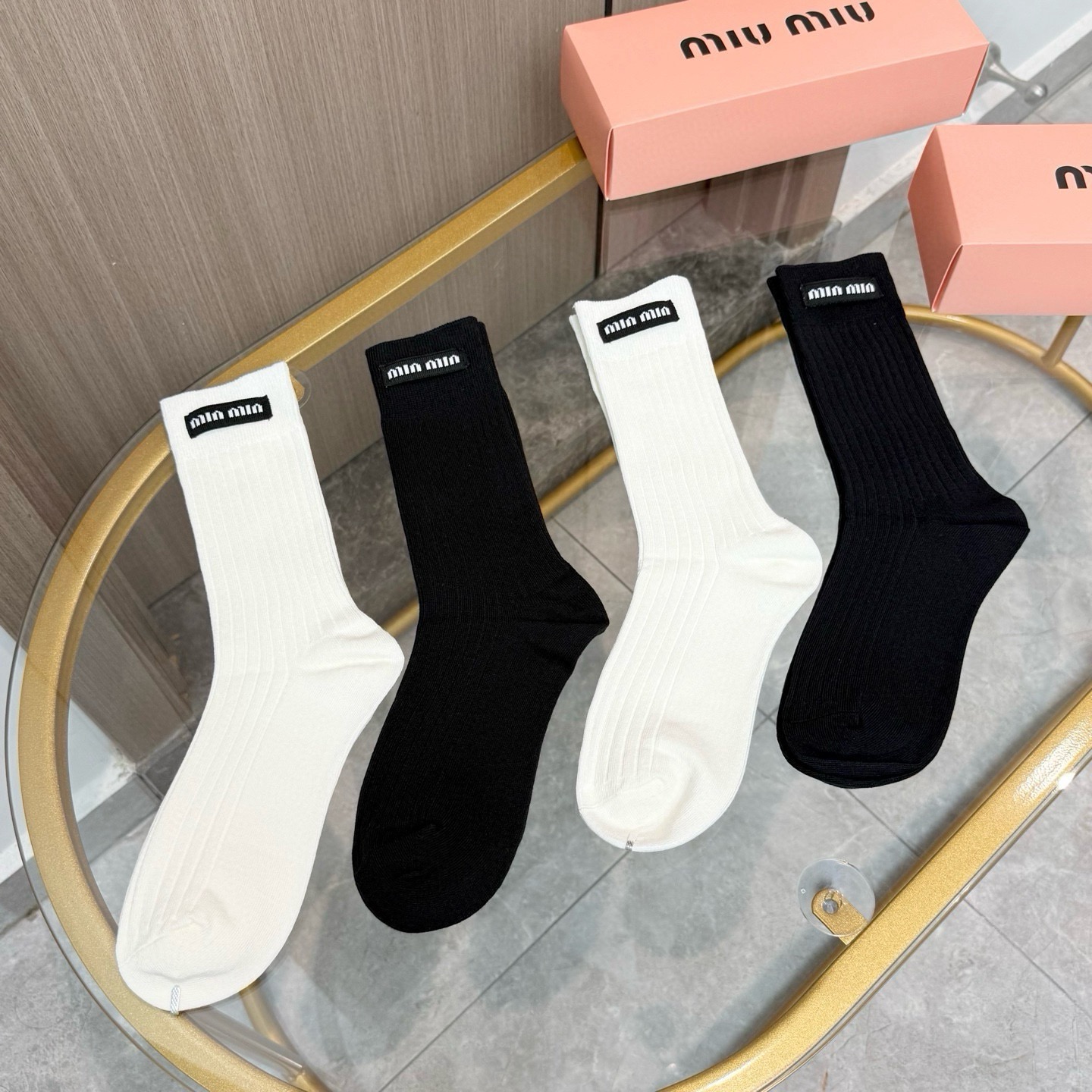 配包装【一盒四双】miumiu · 缪缪❗️高品质。超级爆款网红袜子❗️miu家官网同步饰品字母中筒袜，ins明星网红推