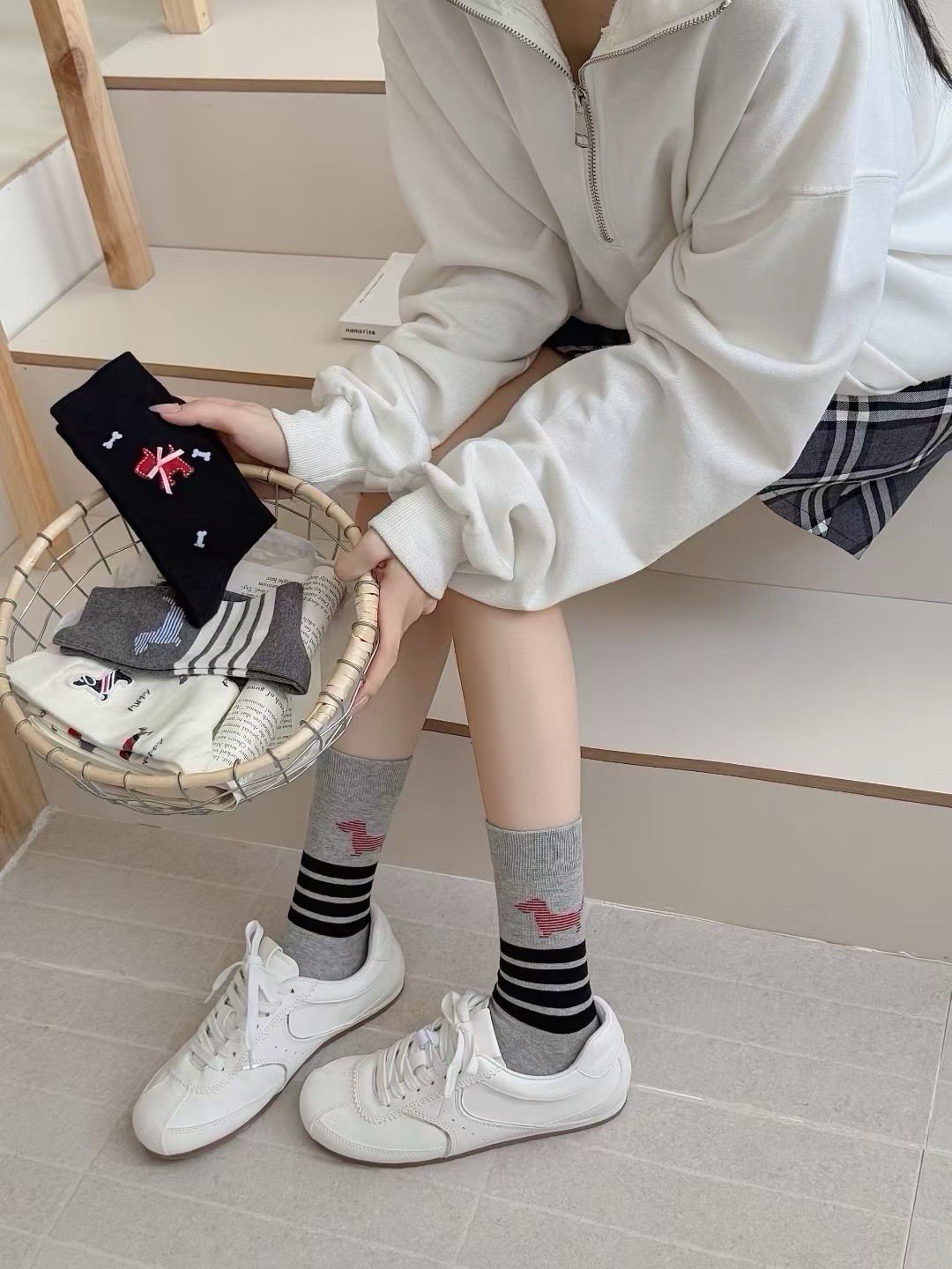 配包装【一盒四双】。THOM BROWNE · 桑姆 布朗尼❗️TB超级爆款网红中筒袜子❗️经典三条杠搭配小狗设计，in