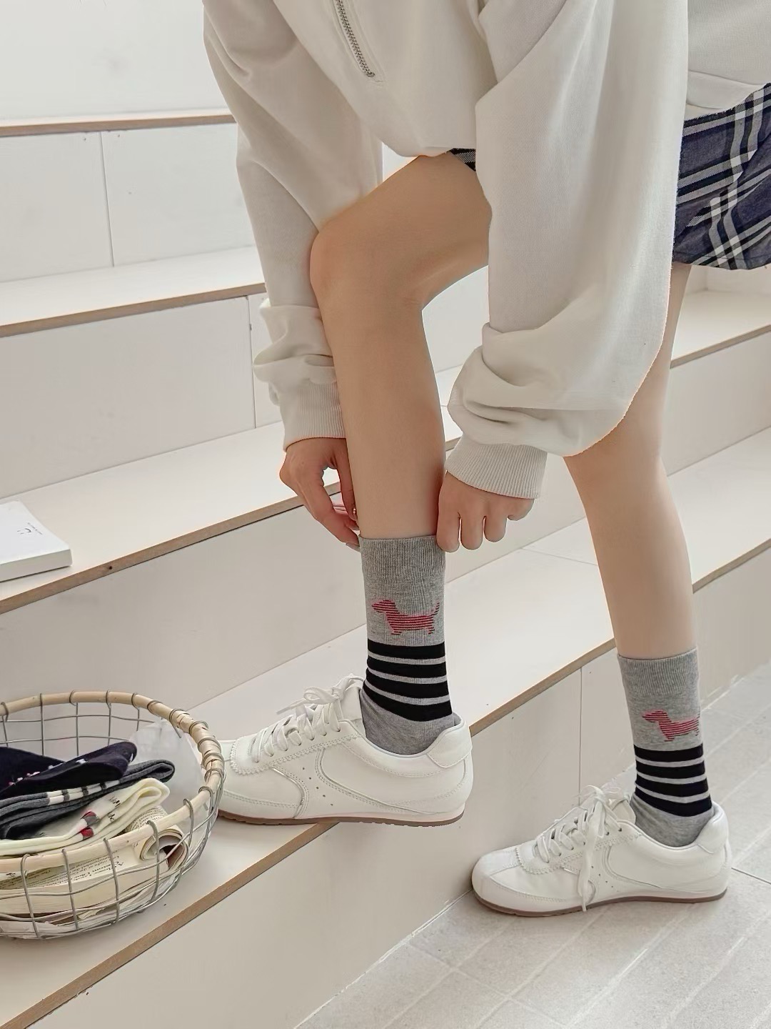 配包装【一盒四双】。THOM BROWNE · 桑姆 布朗尼❗️TB超级爆款网红中筒袜子❗️经典三条杠搭配小狗设计，in