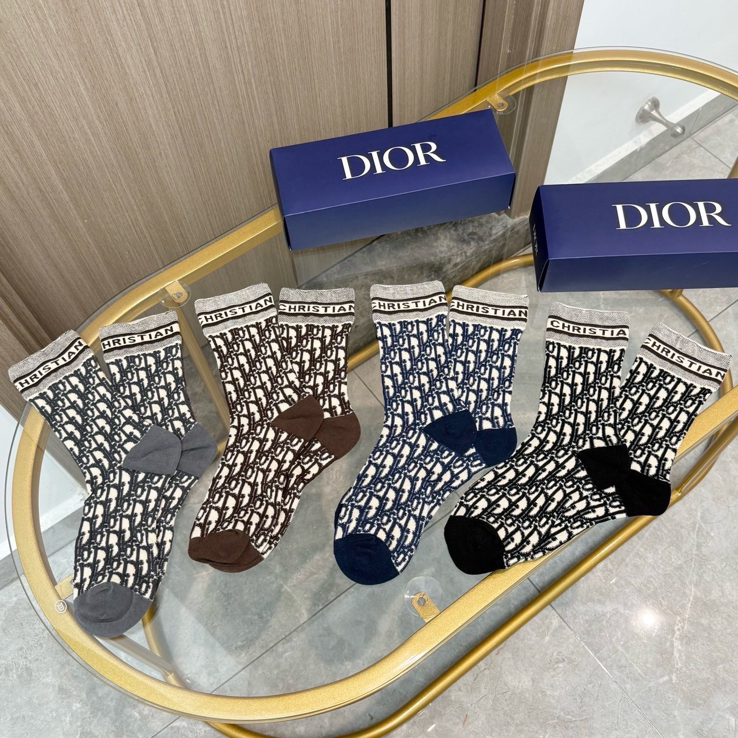 配包装【一盒四双】Dior · 迪奥❗️超级爆款网红袜子❗️D家官网同步提花字母小腿袜，ins明星网红推荐❗️火爆至极。