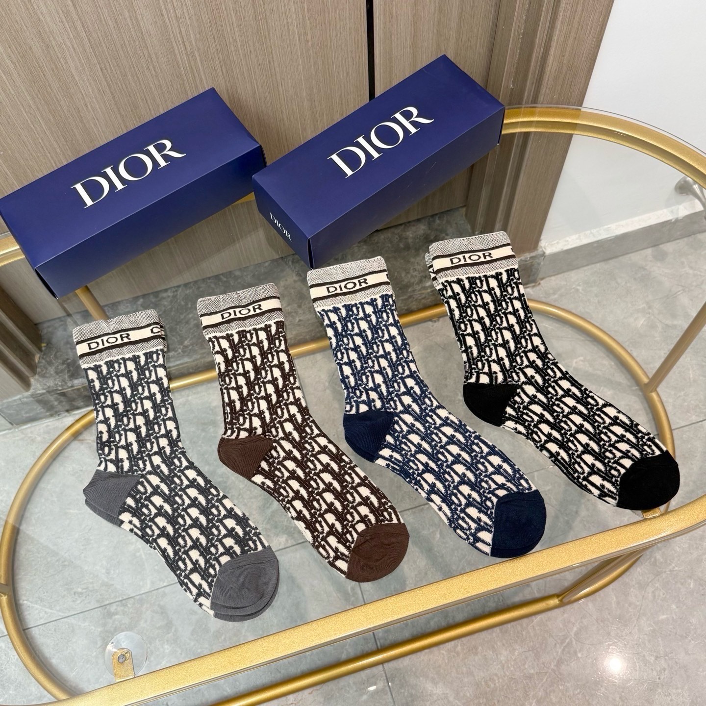 配包装【一盒四双】Dior · 迪奥❗️超级爆款网红袜子❗️D家官网同步提花字母小腿袜，ins明星网红推荐❗️火爆至极。