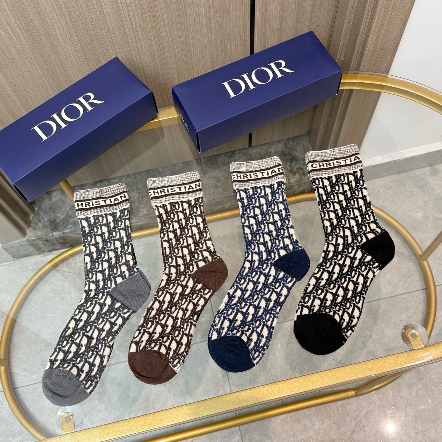 配包装【一盒四双】Dior · 迪奥❗️超级爆款网红袜子❗️D家官网同步提花字母小腿袜，ins明星网红推荐❗️火爆至极。