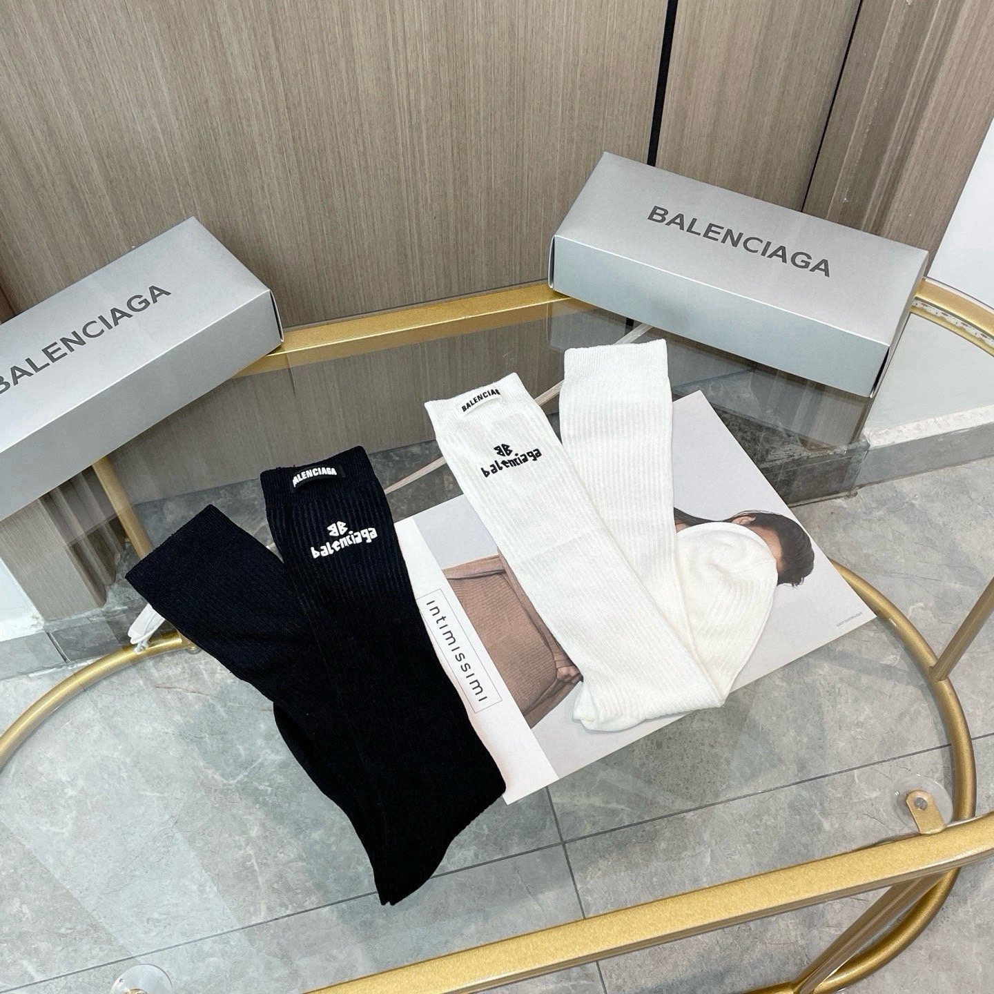 配包装【一盒二双】BALENCIAGA · 巴黎世家 ❗️超级爆款网红袜子 巴黎家官网同步硅胶字母小腿袜，ins明星网红