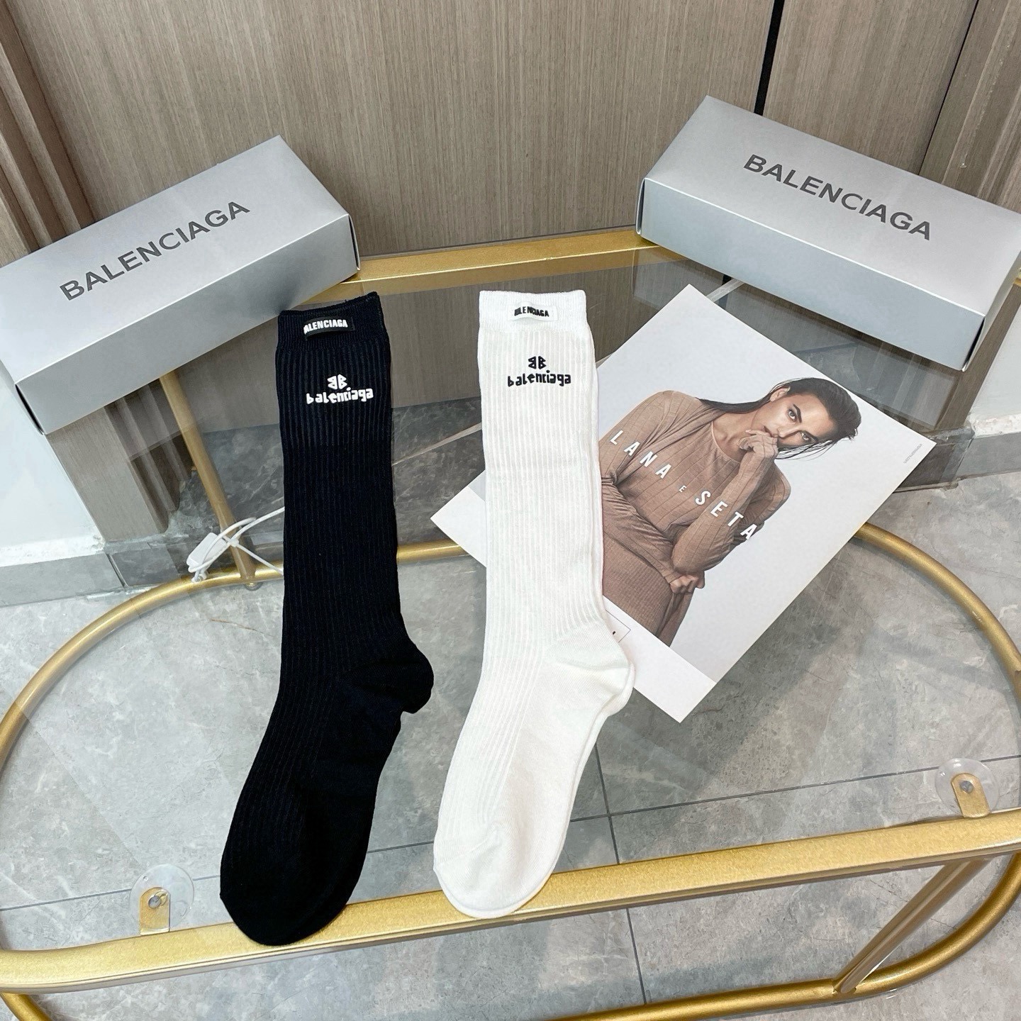 配包装【一盒二双】BALENCIAGA · 巴黎世家 ❗️超级爆款网红袜子 巴黎家官网同步硅胶字母小腿袜，ins明星网红