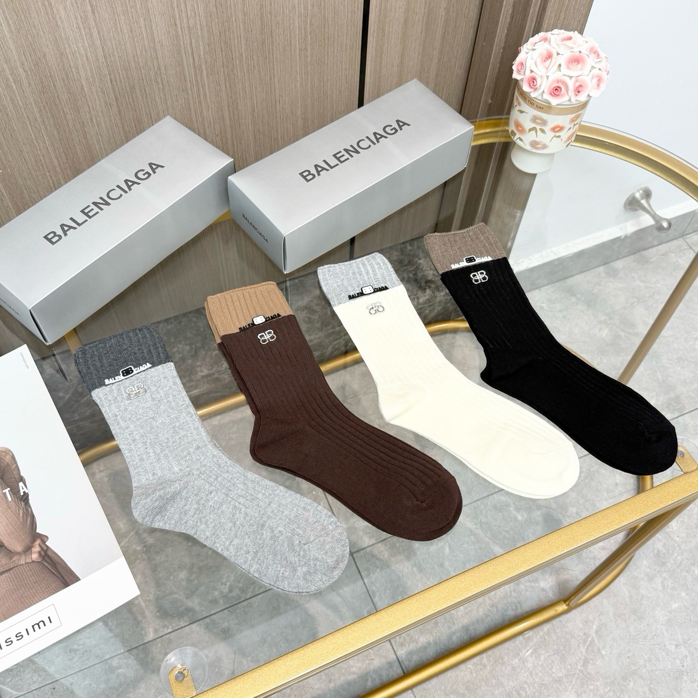 配包装【一盒四双】BALENCIAGA · 巴黎世家 ❗️超级爆款网红袜子 巴黎家官网同步硅胶字母小腿袜，ins明星网红