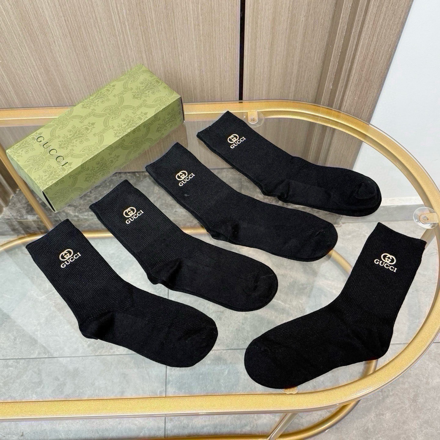 配包装【一盒五双】GUCCI 古奇高版本 ～好看到爆炸 GUCCI 袜子。双针烫印羊绒中筒袜，超软糯。。潮人必不能少的 
