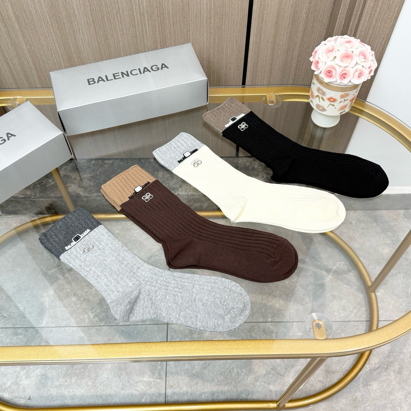 配包装【一盒四双】BALENCIAGA · 巴黎世家 ❗️超级爆款网红袜子 巴黎家官网同步硅胶字母小腿袜，ins明星网红