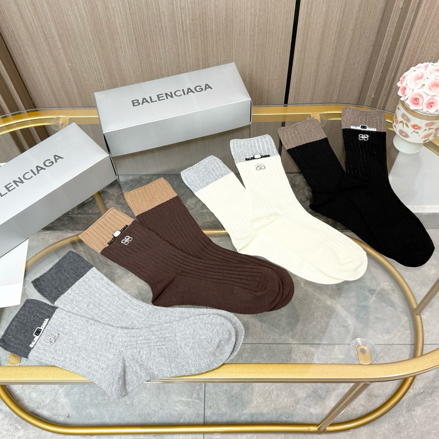 配包装【一盒四双】BALENCIAGA · 巴黎世家 ❗️超级爆款网红袜子 巴黎家官网同步硅胶字母小腿袜，ins明星网红