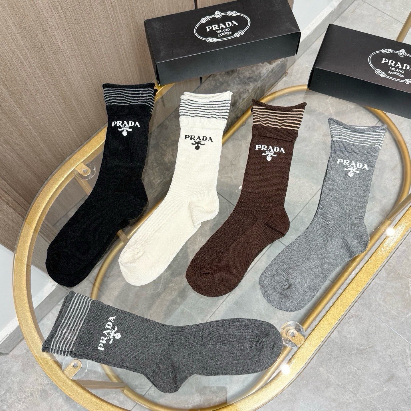 配包装【一盒五双】PRADA 普拉达高版本 ～好看到爆炸 PRADA 袜子。烫印中筒袜，超精致。。潮人必不能少的 PRA