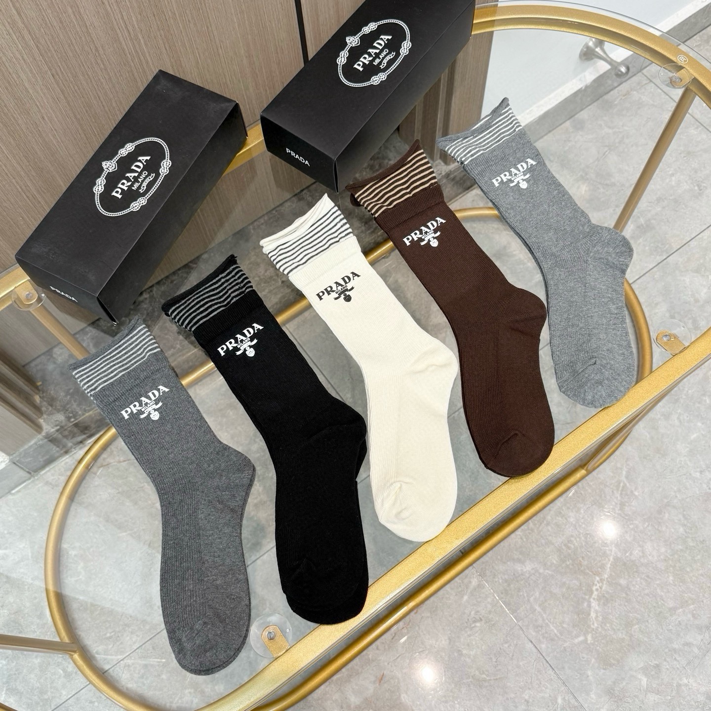 配包装【一盒五双】PRADA 普拉达高版本 ～好看到爆炸 PRADA 袜子。烫印中筒袜，超精致。。潮人必不能少的 PRA