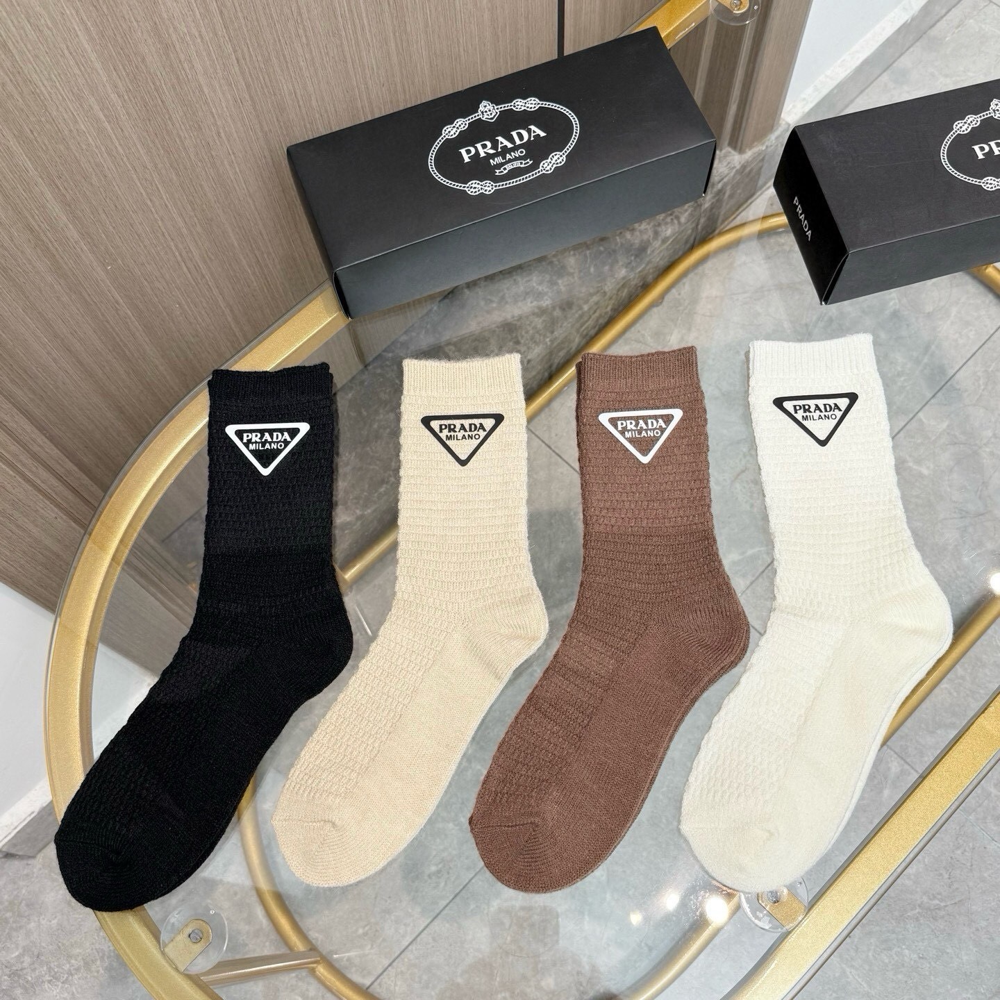 配包装【一盒四双】PRADA 普拉达高版本 ～好看到爆炸 PRADA 袜子。粗针羊绒烫印中筒袜，超精致。。潮人必不能少的