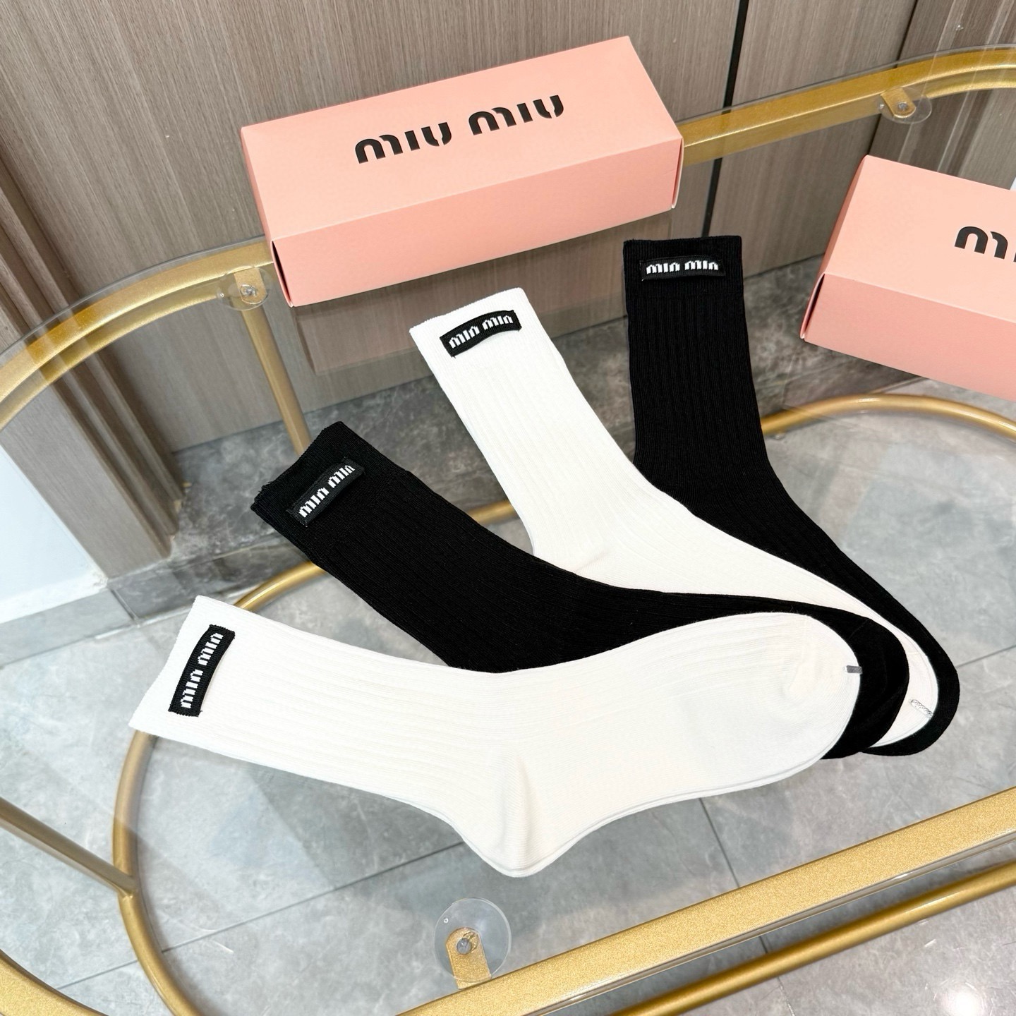 配包装【一盒四双】miumiu · 缪缪❗️高品质。超级爆款网红袜子❗️miu家官网同步饰品字母中筒袜，ins明星网红推