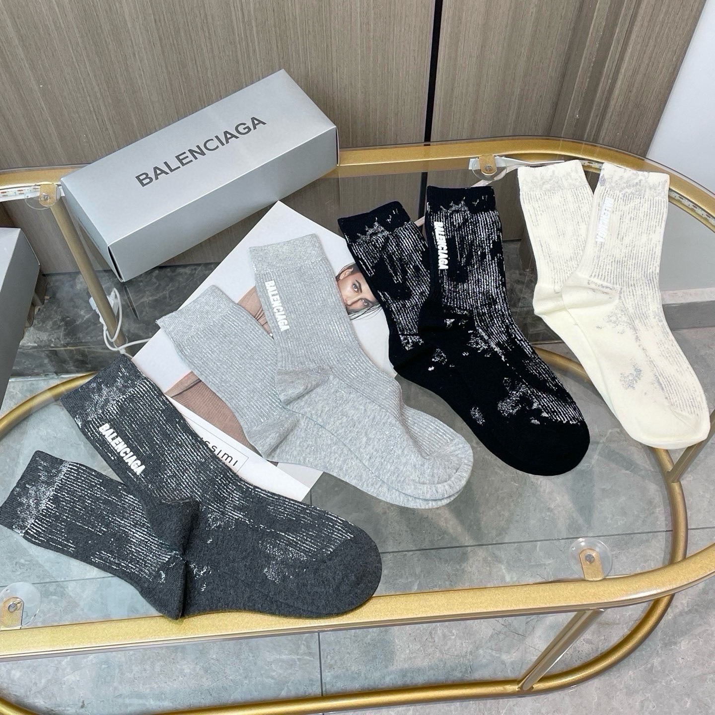 配包装【一盒四双】BALENCIAGA · 巴黎世家 ❗️超级爆款网红袜子 巴黎家官网同步硅胶字母小腿袜，ins明星网红