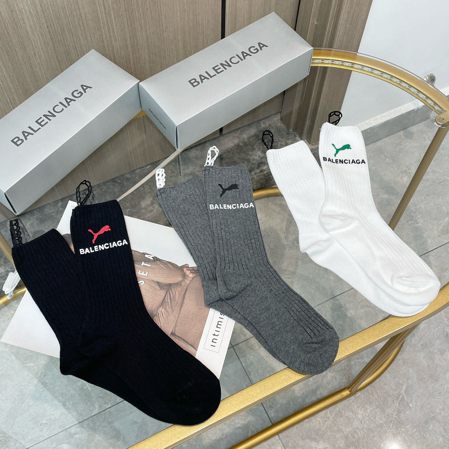 配包装【一盒三双】BALENCIAGA · 巴黎世家 ❗️超级爆款网红袜子 巴黎家官网同步硅胶字母小腿袜，ins明星网红