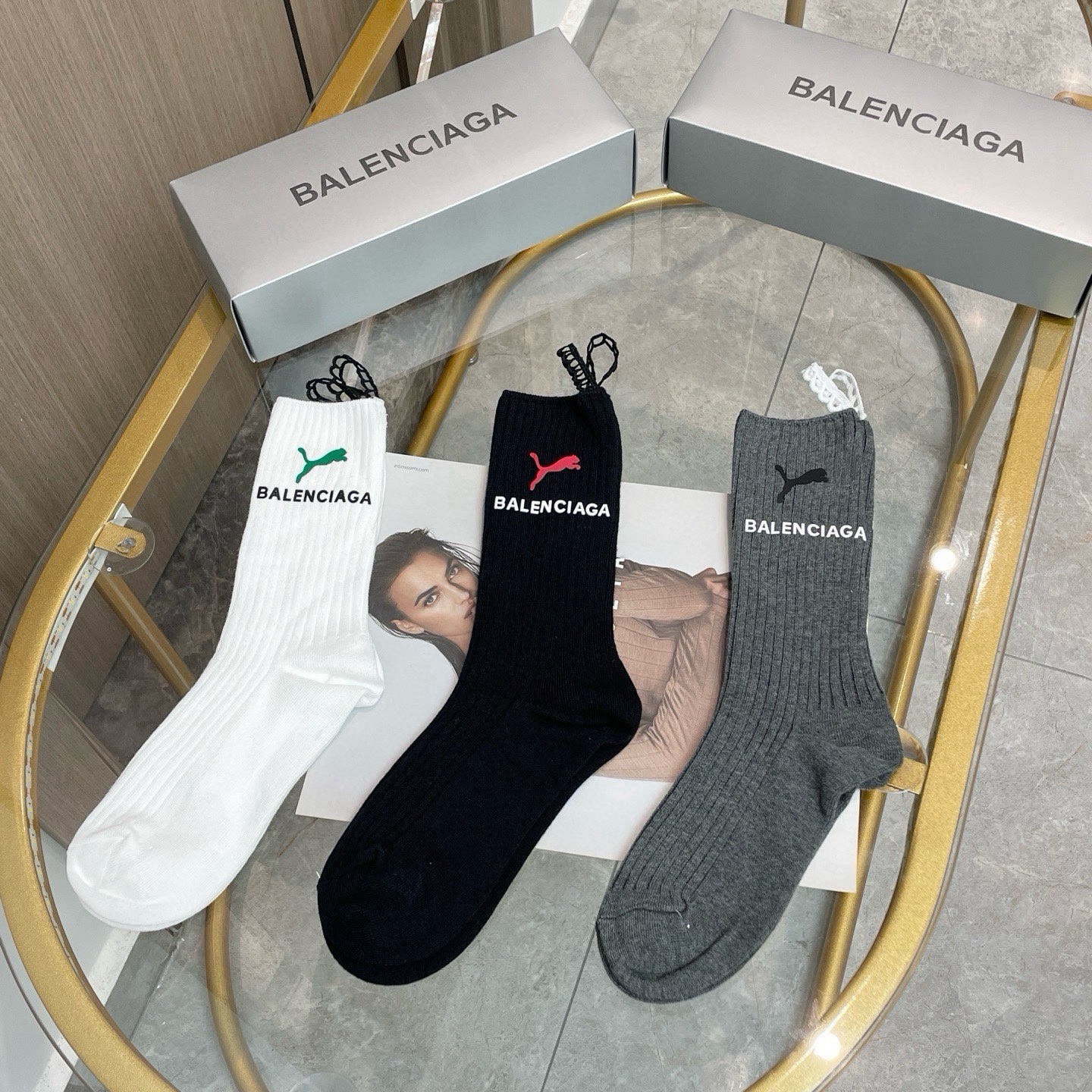 配包装【一盒三双】BALENCIAGA · 巴黎世家 ❗️超级爆款网红袜子 巴黎家官网同步硅胶字母小腿袜，ins明星网红