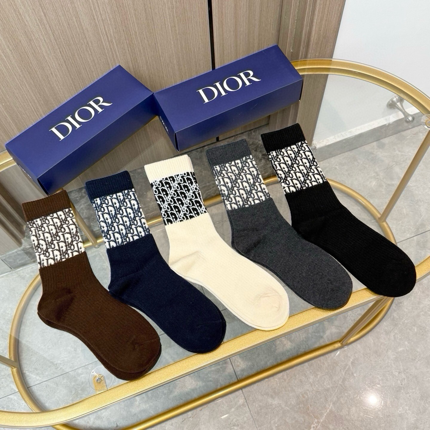 NO:941027,Comes with packaging [five pairs in a box] DIOR Dior high version ~ Look great. Dior socks jacquard cashmere socks, super soft and waxy, a must-have for fashionistas. Dior counter-purchased quality mid-calf socks, super stylish when paired together, extremely fashionable~~ Recommended, recommended, recommended~~ A must-have fashionable item!  !  !  socks, stockings, socks, dior, dior, socks19860909配包装【一盒五双】DIOR 迪奥高版本 ～好看到爆炸 Dior 袜子提花羊绒袜,超软糯潮人必不能少的 Dior 专柜代购品质 中筒袜子 ,搭配起来超高逼格 时髦度爆表啊啊啊啊～～推荐推荐推荐～～必入时髦小单品！！！袜子,丝袜,袜子,dior,dior,socks,accessory