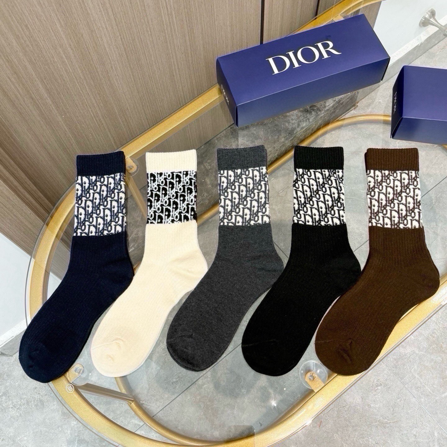 配包装【一盒五双】DIOR 迪奥高版本 ～好看到爆炸 Dior 袜子🔥提花羊绒袜，超软糯🔥🔥潮人必不能少的 Dior 专
